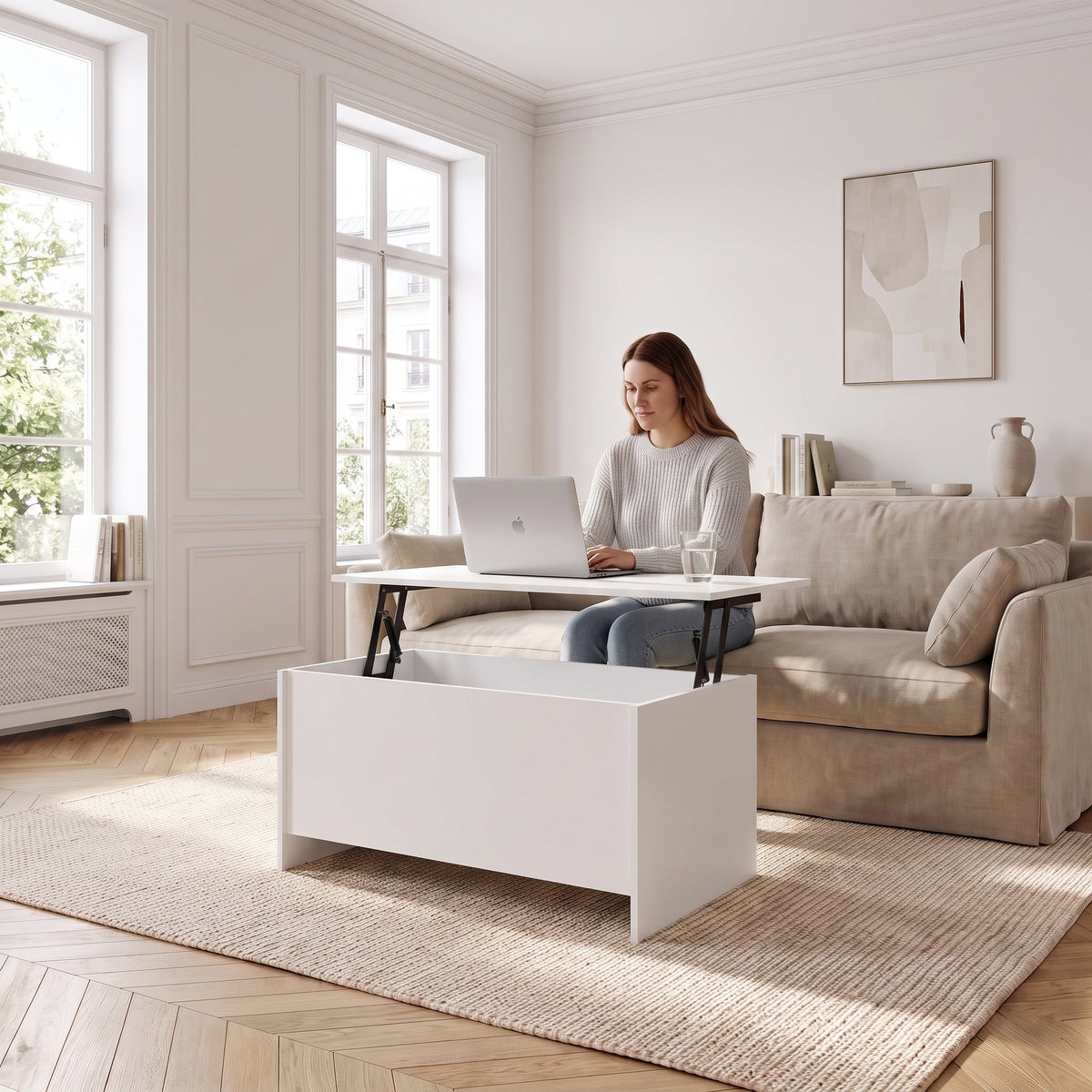Table basse avec plateau relevable et coffre Velia 102 × 55,5 × 52,5 cm , blanc au quotidien : télétravail depuis le canapé, ordinateur sur le plateau relevé #Dimensions_102 × 55,5 × 52,5 cm #Couleur_Blanc