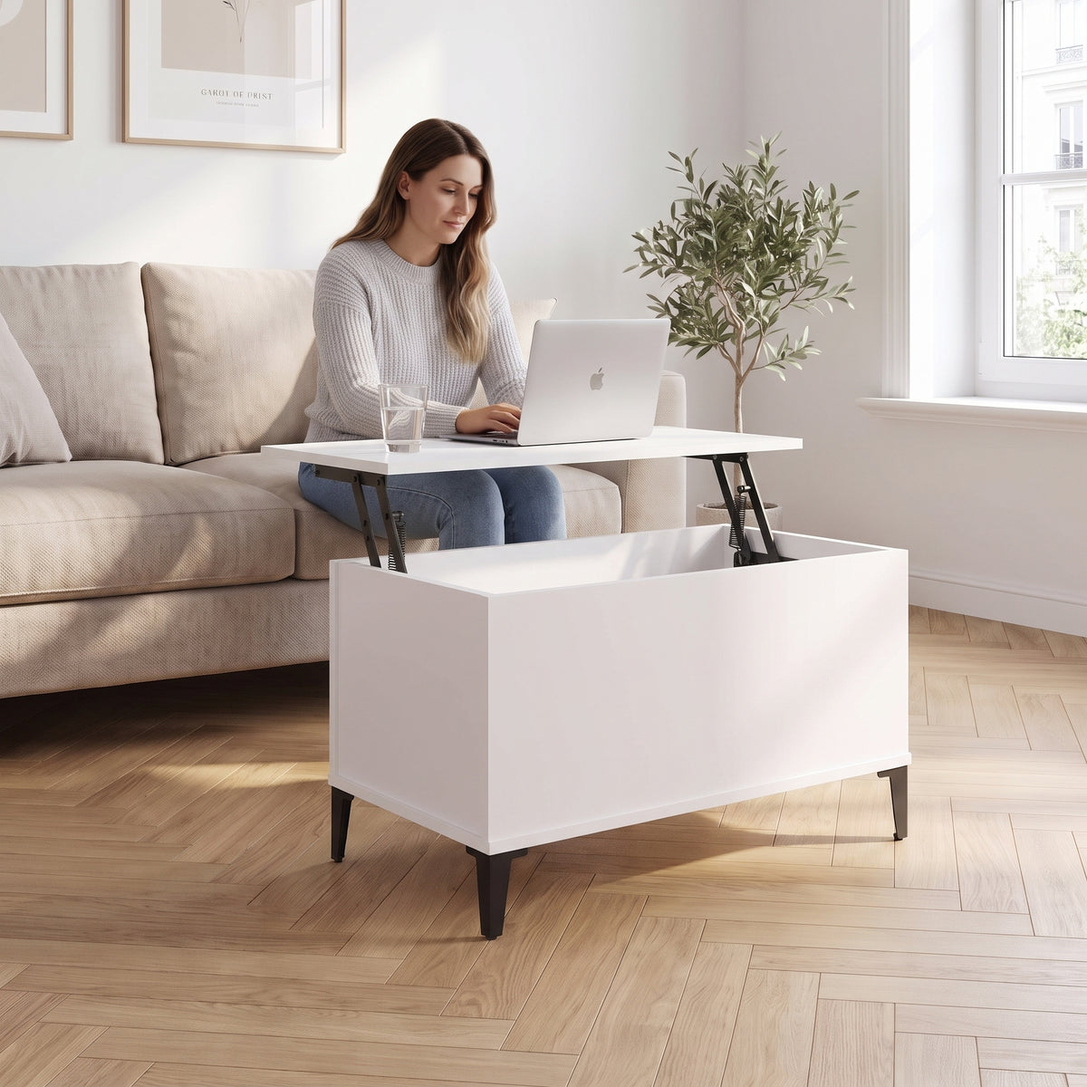 Petite table basse relevable pieds métal Elva 60 × 44,5 × 45 cm , blanc au quotidien : télétravail depuis le canapé, ordinateur sur le plateau relevé #Dimensions_60 × 44,5 × 45 cm #Couleur_Blanc