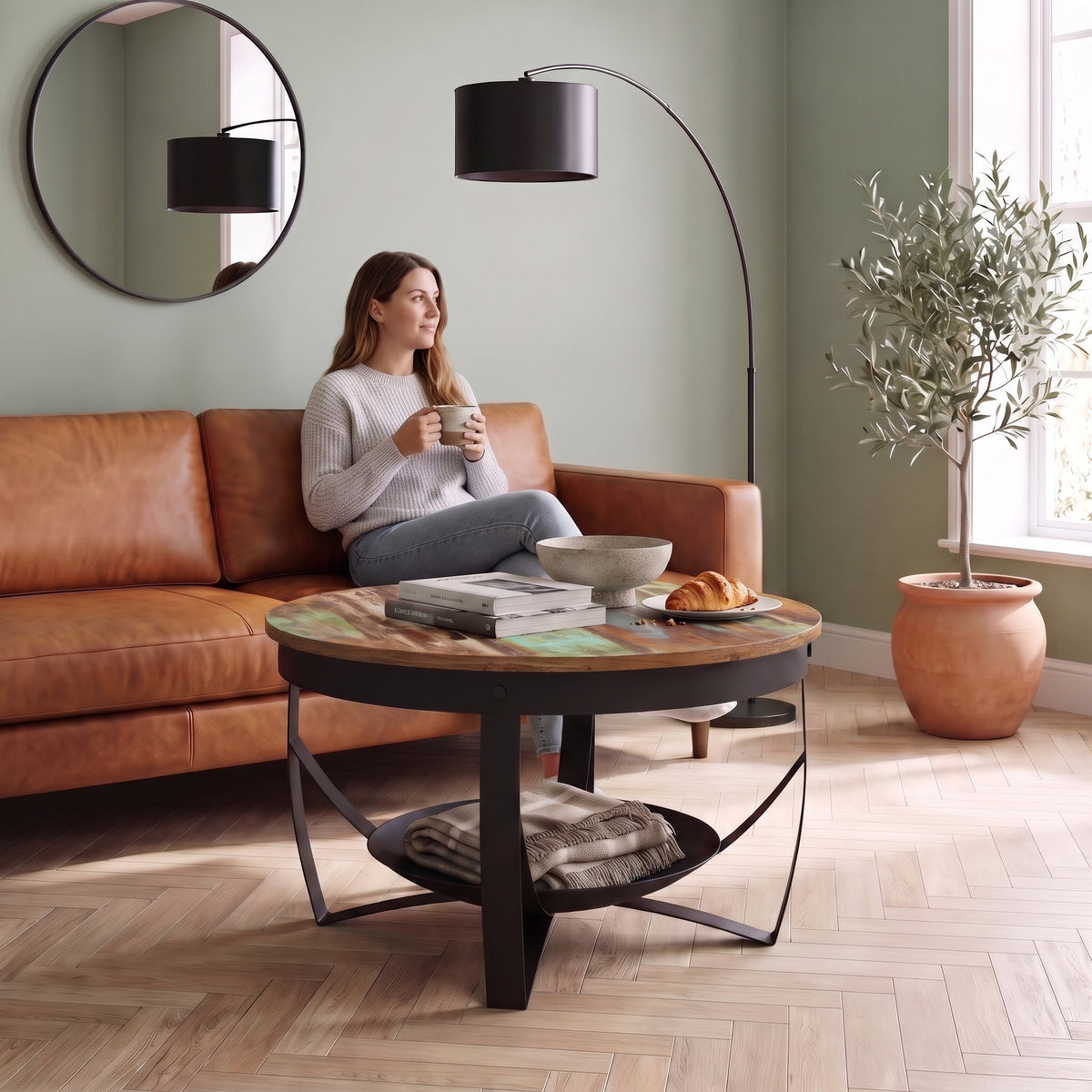 Table basse ronde industrielle bois et métal Halo bois coloré au quotidien : café du matin depuis le canapé #Couleur_Bois coloré