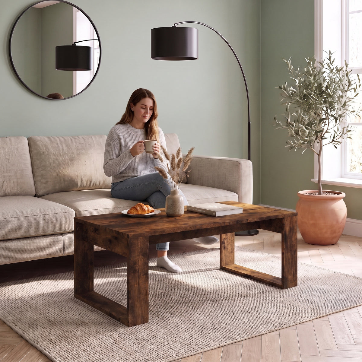 Table basse rectangulaire décor bois 102 cm Arlon chêne fumé au quotidien : café du matin depuis le canapé #Couleur_Chêne fumé