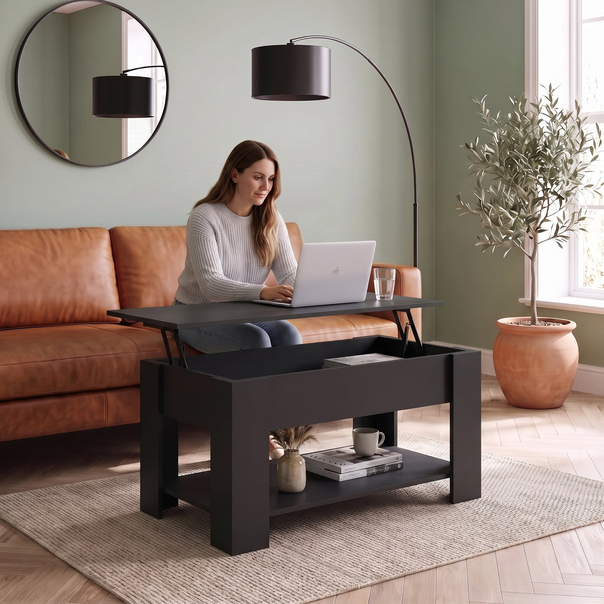Table basse relevable avec rangement Onda noir , 101 × 49 × 52 cm au quotidien : télétravail depuis le canapé, ordinateur sur le plateau relevé #Couleur_Noir #Dimensions_101 × 49 × 52 cm