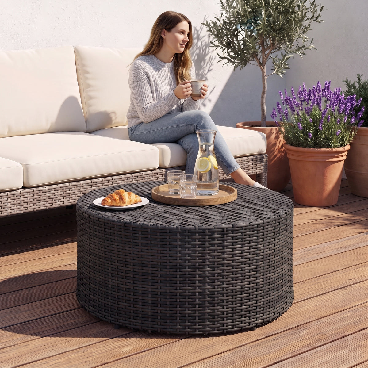 Table basse ronde de jardin en résine tressée Tonda noir au quotidien : café du matin au jardin #Couleur_Noir