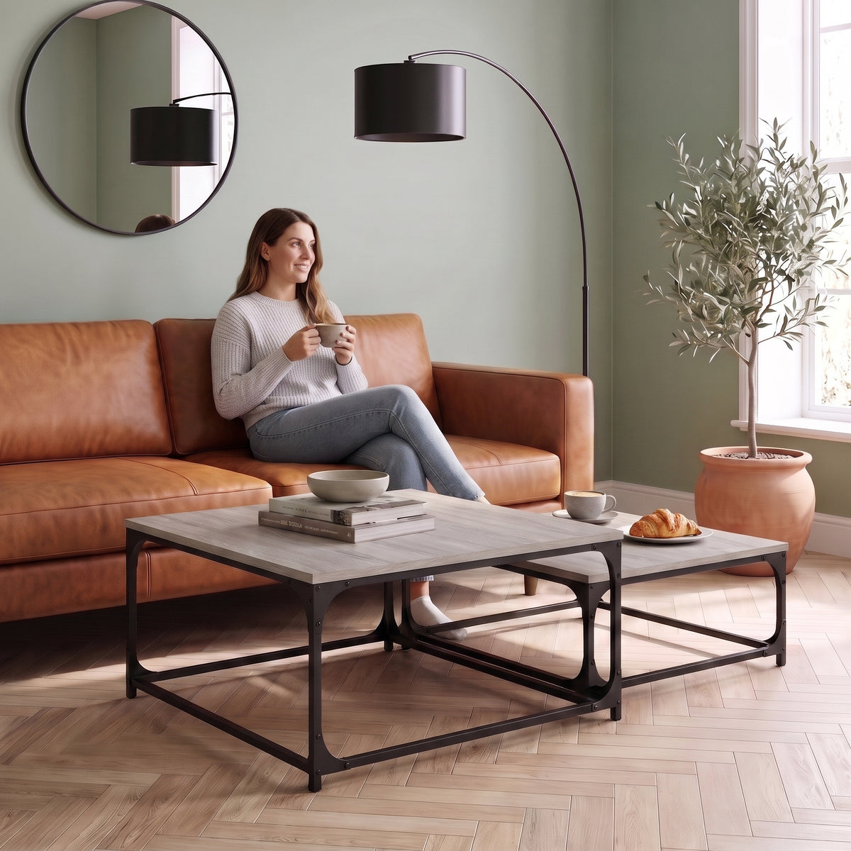 Tables basses gigognes carrées Gemella sonoma gris au quotidien : café du matin depuis le canapé #Couleur_Sonoma Gris