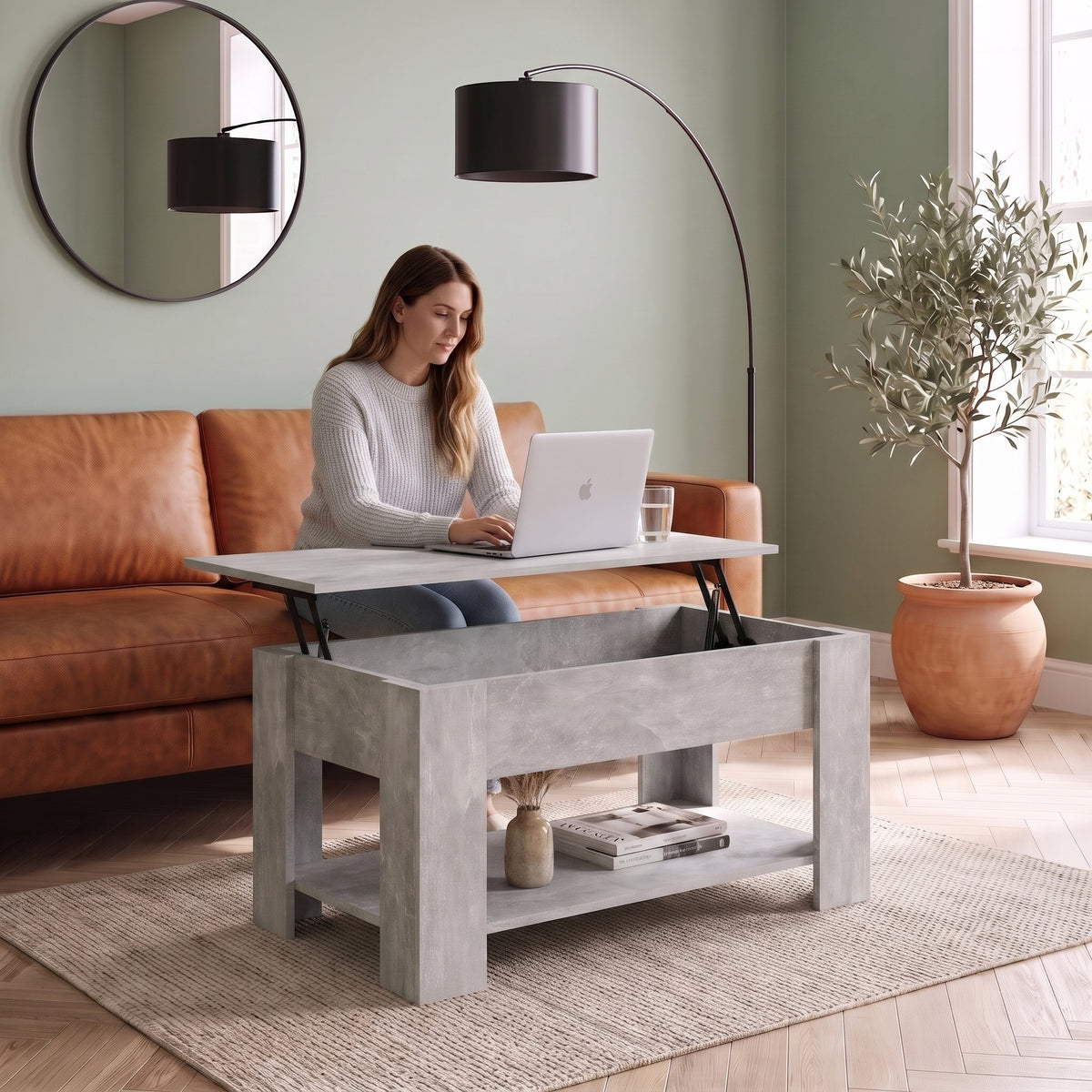 Table basse relevable avec rangement Onda gris béton , 101 × 49 × 52 cm au quotidien : télétravail depuis le canapé, ordinateur sur le plateau relevé #Couleur_Gris béton #Dimensions_101 × 49 × 52 cm