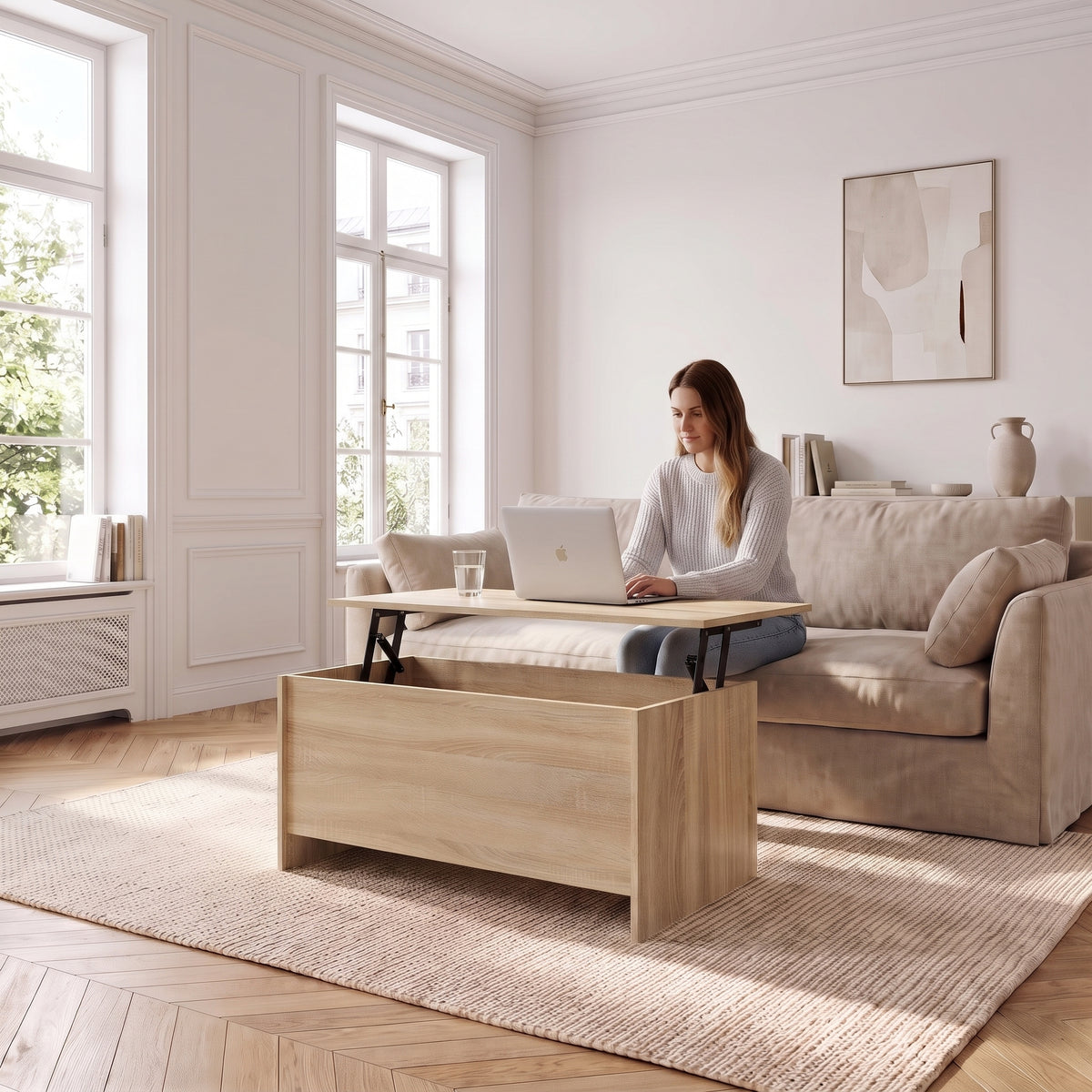 Table basse avec plateau relevable et coffre Velia 102 × 55,5 × 52,5 cm , chêne sonoma au quotidien : télétravail depuis le canapé, ordinateur sur le plateau relevé #Dimensions_102 × 55,5 × 52,5 cm #Couleur_Chêne sonoma