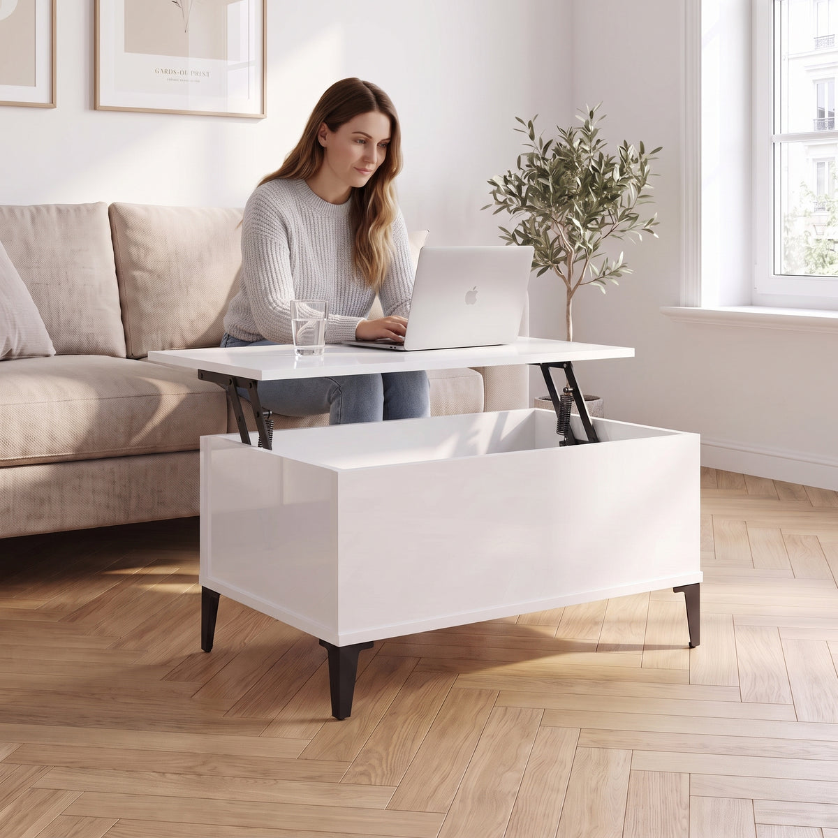 Petite table basse relevable pieds métal Elva 60 × 44,5 × 45 cm , blanc brillant au quotidien : télétravail depuis le canapé, ordinateur sur le plateau relevé #Dimensions_60 × 44,5 × 45 cm #Couleur_Blanc brillant
