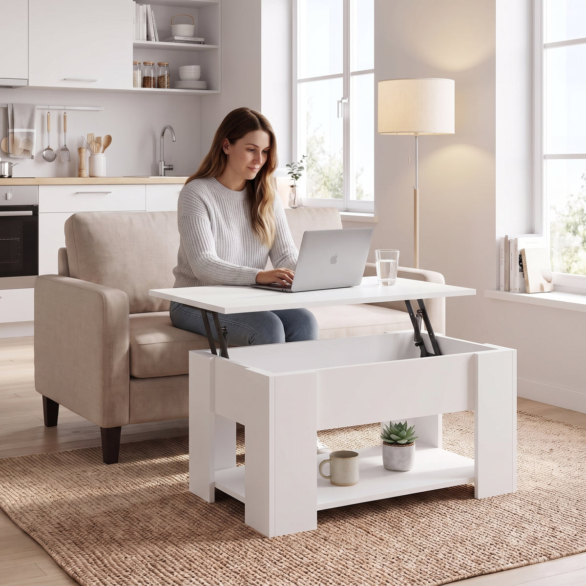 Table basse relevable avec rangement Onda blanc , 79 × 49 × 41 cm au quotidien : télétravail depuis le canapé, ordinateur sur le plateau relevé #Couleur_Blanc #Dimensions_79 × 49 × 41 cm
