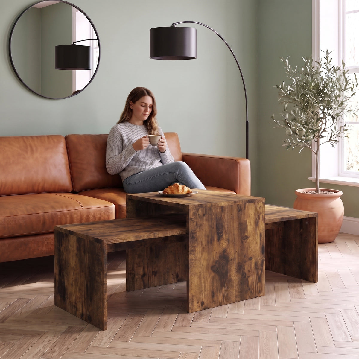 Tables basses gigognes décor bois Nesta chêne fumé au quotidien : café du matin depuis le canapé #Couleur_Chêne fumé