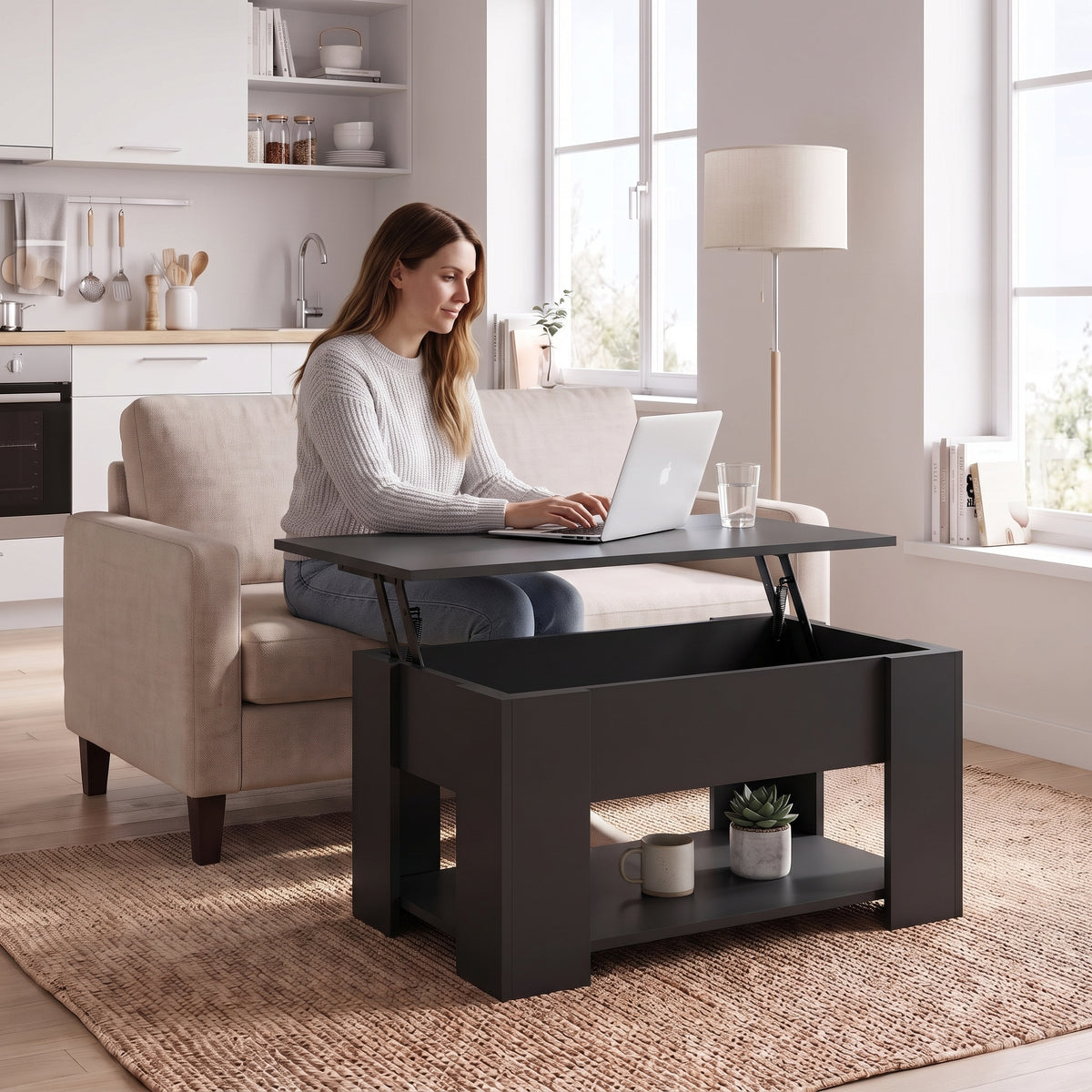 Table basse relevable avec rangement Onda noir , 79 × 49 × 41 cm au quotidien : télétravail depuis le canapé, ordinateur sur le plateau relevé #Couleur_Noir #Dimensions_79 × 49 × 41 cm