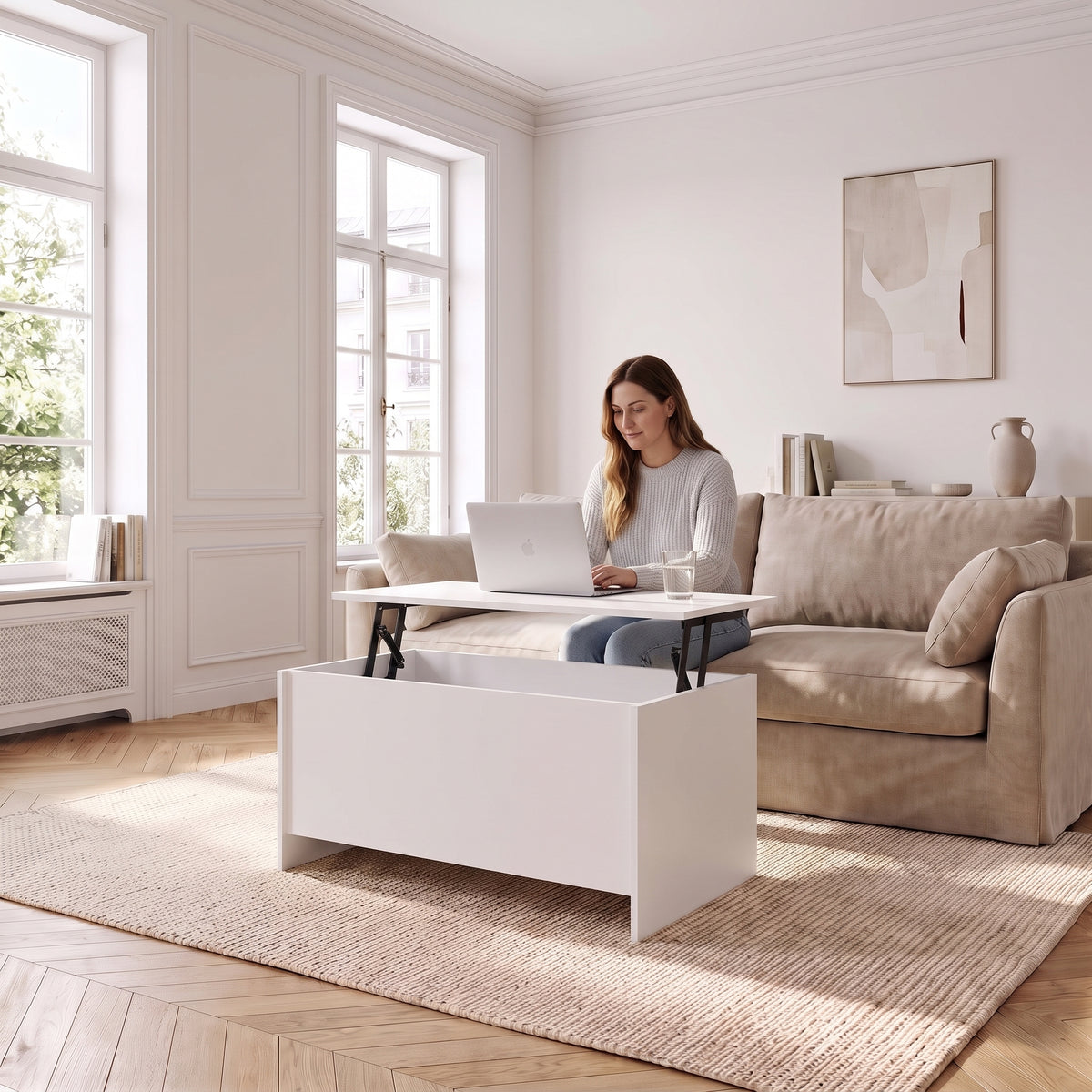 Table basse avec plateau relevable et coffre Velia 80 × 55,5 × 41,5 cm , blanc au quotidien : télétravail depuis le canapé, ordinateur sur le plateau relevé #Dimensions_80 × 55,5 × 41,5 cm #Couleur_Blanc