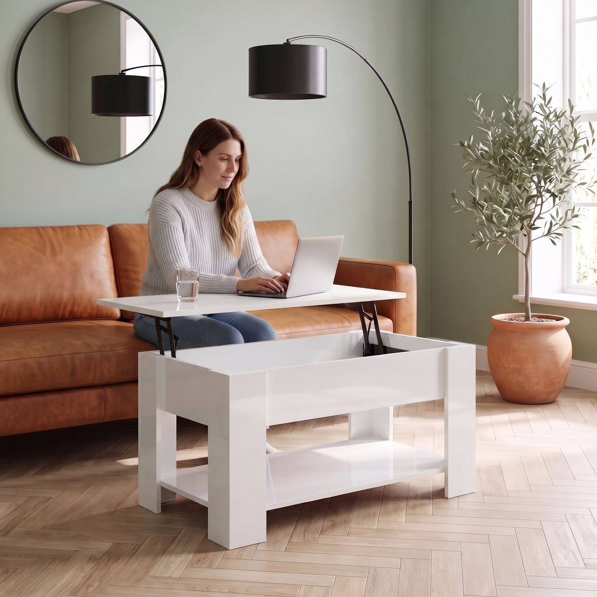 Table basse relevable avec rangement Onda 101 × 49 × 52 cm , blanc brillant au quotidien : télétravail depuis le canapé, ordinateur sur le plateau relevé #Dimensions_101 × 49 × 52 cm #Couleur_Blanc brillant