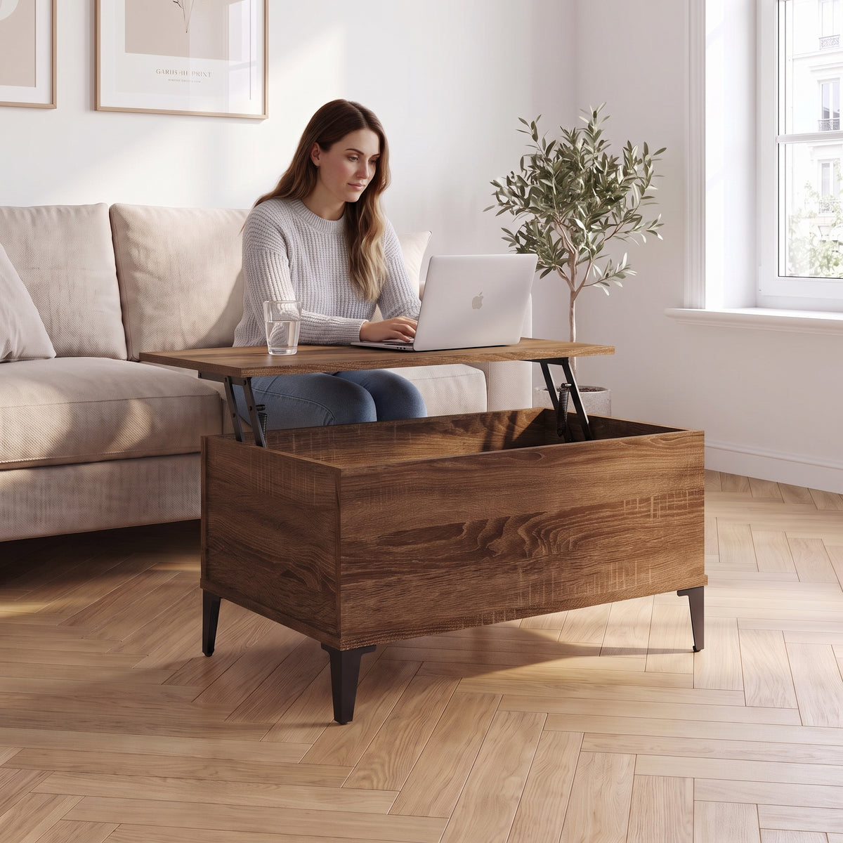 Petite table basse relevable pieds métal Elva 60 × 44,5 × 45 cm , chêne marron au quotidien : télétravail depuis le canapé, ordinateur sur le plateau relevé #Dimensions_60 × 44,5 × 45 cm #Couleur_Chêne marron