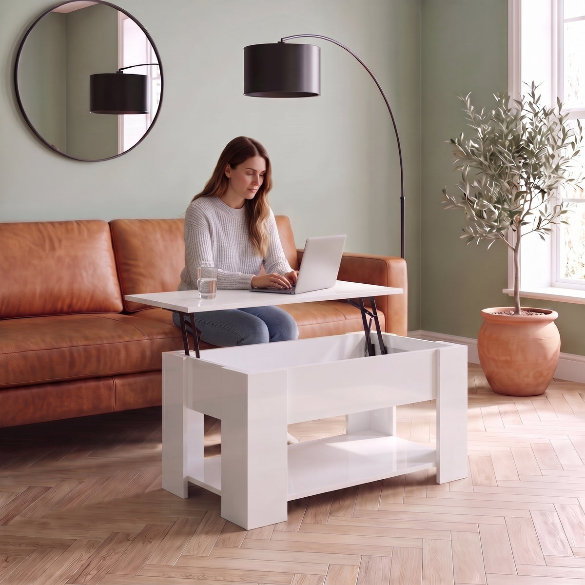 Table basse relevable avec rangement Onda 79 × 49 × 41 cm , blanc brillant au quotidien : télétravail depuis le canapé, ordinateur sur le plateau relevé #Dimensions_79 × 49 × 41 cm #Couleur_Blanc brillant