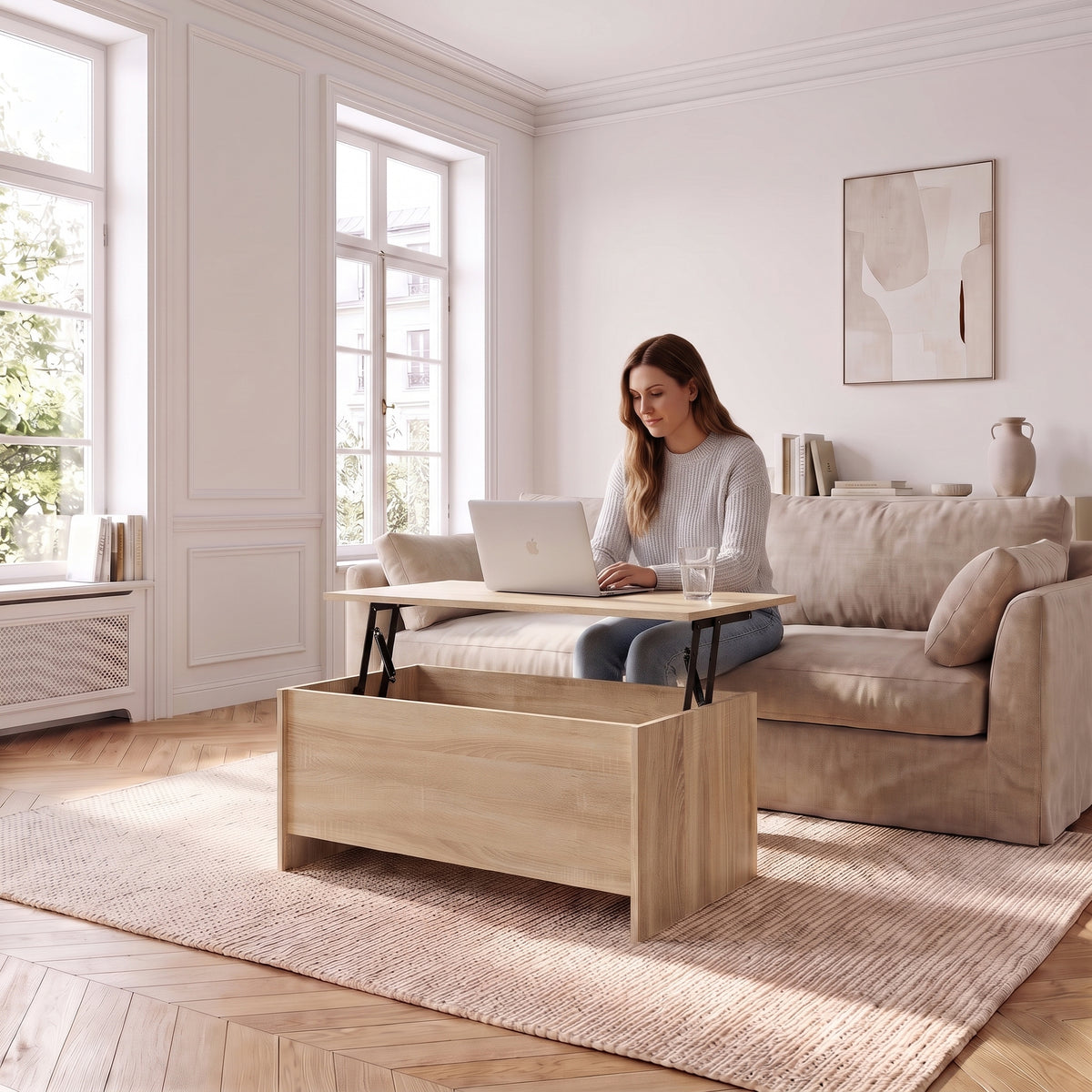 Table basse avec plateau relevable et coffre Velia 80 × 55,5 × 41,5 cm , chêne sonoma au quotidien : télétravail depuis le canapé, ordinateur sur le plateau relevé #Dimensions_80 × 55,5 × 41,5 cm #Couleur_Chêne sonoma