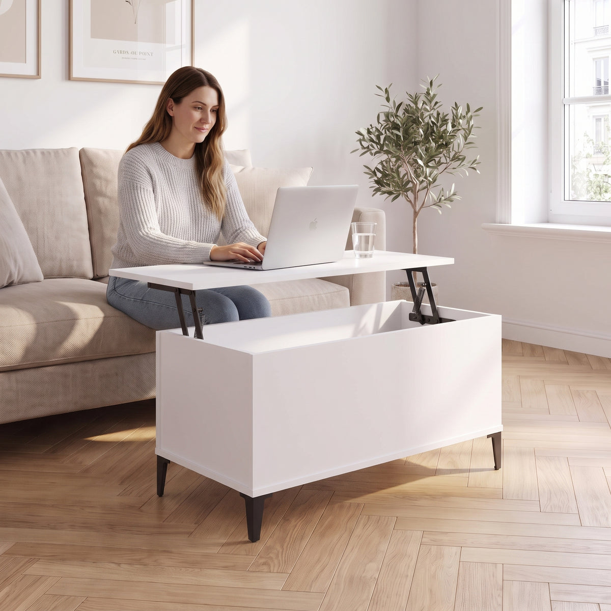 Petite table basse relevable pieds métal Elva 90 × 44,5 × 45 cm , blanc au quotidien : télétravail depuis le canapé, ordinateur sur le plateau relevé #Dimensions_90 × 44,5 × 45 cm #Couleur_Blanc