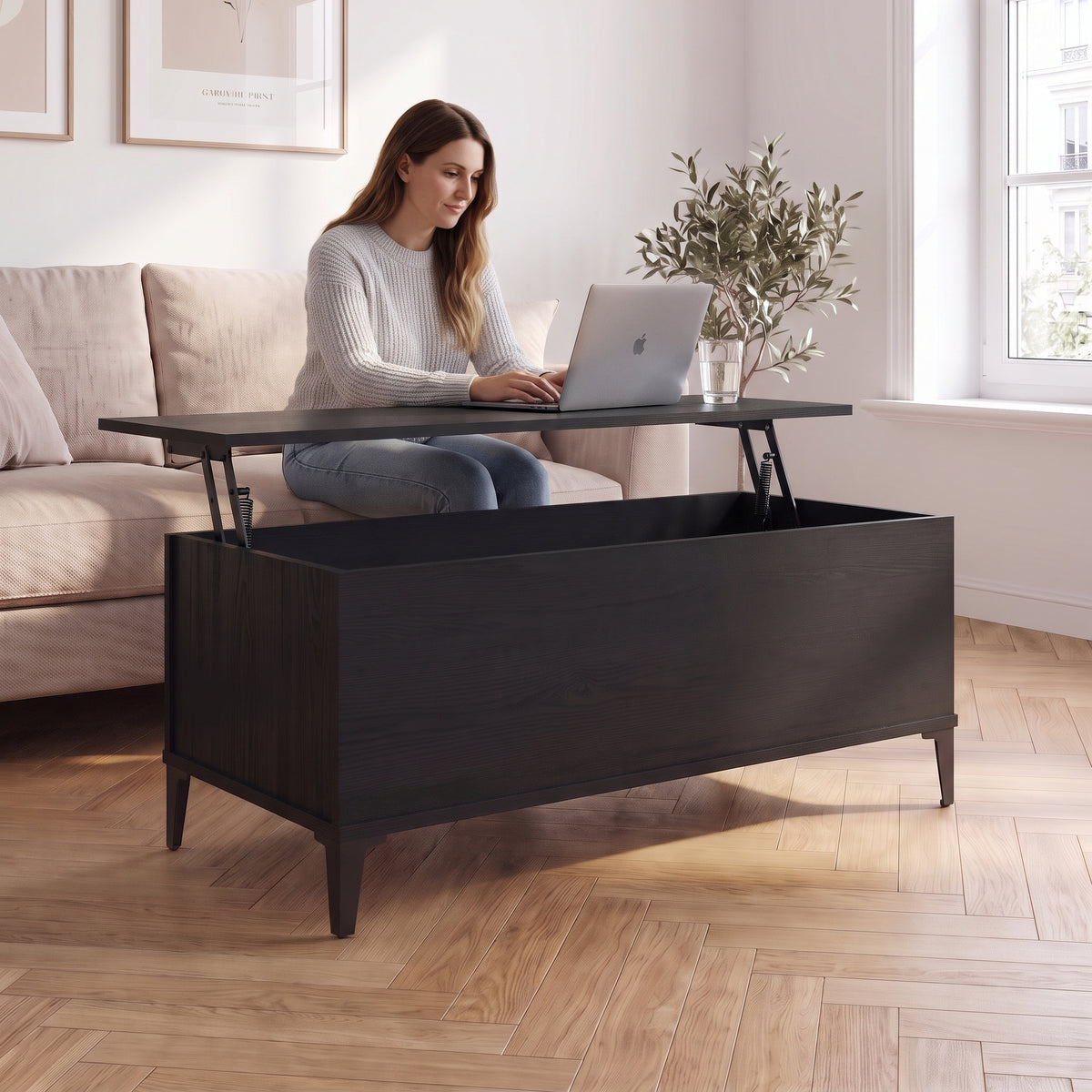 Petite table basse relevable pieds métal Elva 90 × 44,5 × 45 cm , noir au quotidien : télétravail depuis le canapé, ordinateur sur le plateau relevé #Dimensions_90 × 44,5 × 45 cm #Couleur_Noir