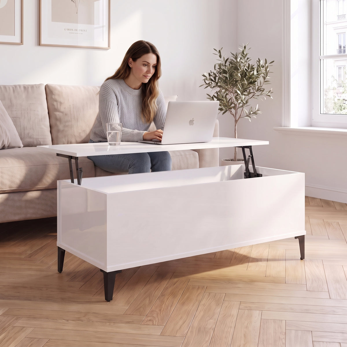 Petite table basse relevable pieds métal Elva 90 × 44,5 × 45 cm , blanc brillant au quotidien : télétravail depuis le canapé, ordinateur sur le plateau relevé #Dimensions_90 × 44,5 × 45 cm #Couleur_Blanc brillant