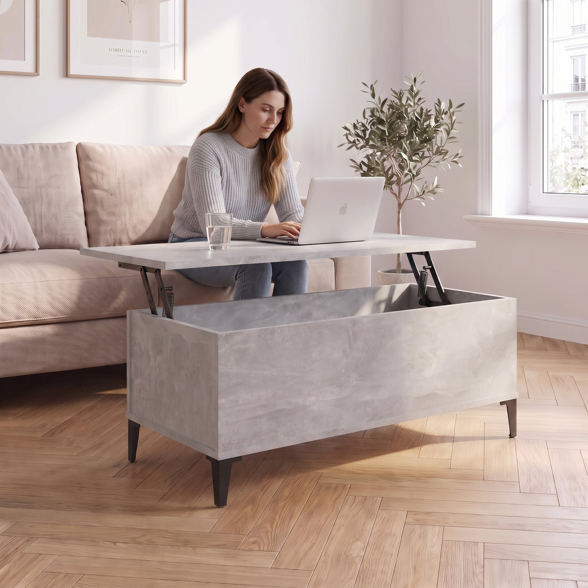 Petite table basse relevable pieds métal Elva 90 × 44,5 × 45 cm , gris béton au quotidien : télétravail depuis le canapé, ordinateur sur le plateau relevé #Dimensions_90 × 44,5 × 45 cm #Couleur_Gris béton