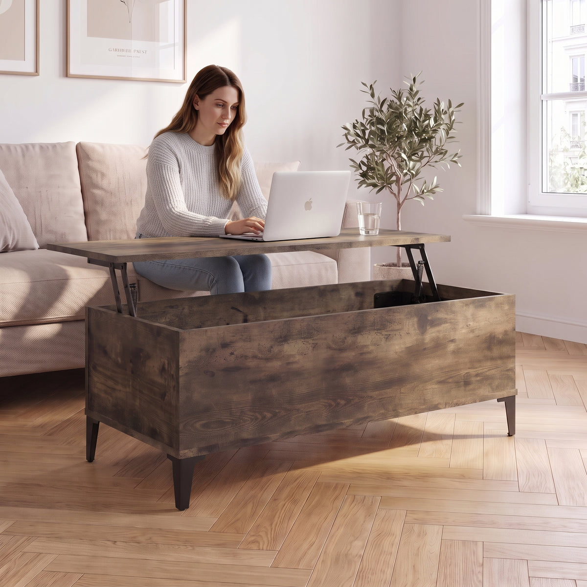 Petite table basse relevable pieds métal Elva 90 × 44,5 × 45 cm , chêne fumé au quotidien : télétravail depuis le canapé, ordinateur sur le plateau relevé #Dimensions_90 × 44,5 × 45 cm #Couleur_Chêne fumé