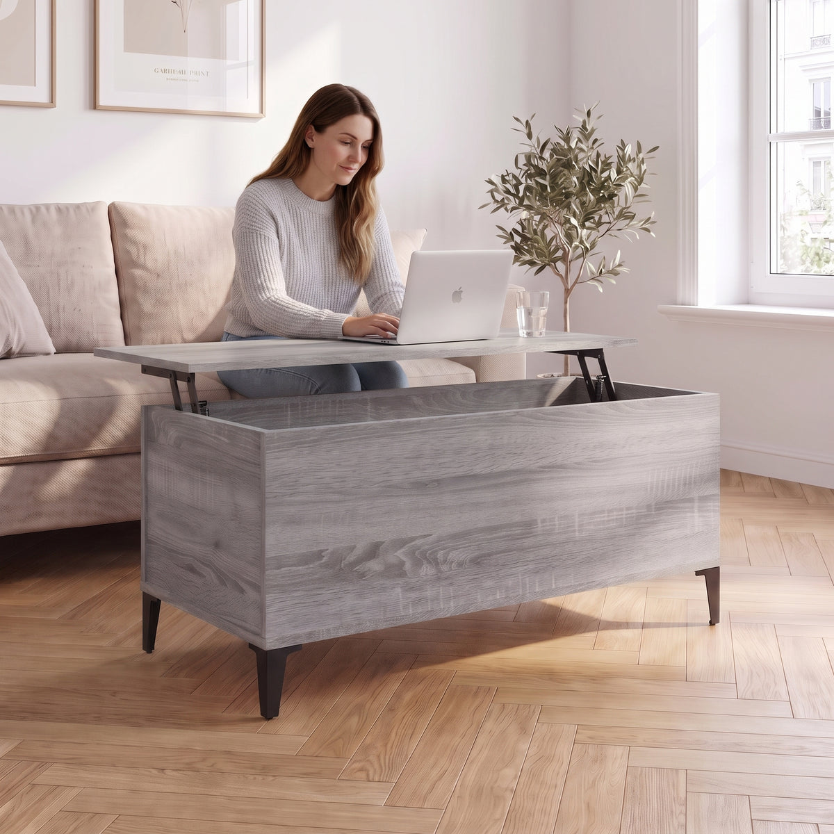 Petite table basse relevable pieds métal Elva 90 × 44,5 × 45 cm , sonoma gris au quotidien : télétravail depuis le canapé, ordinateur sur le plateau relevé #Dimensions_90 × 44,5 × 45 cm #Couleur_Sonoma gris