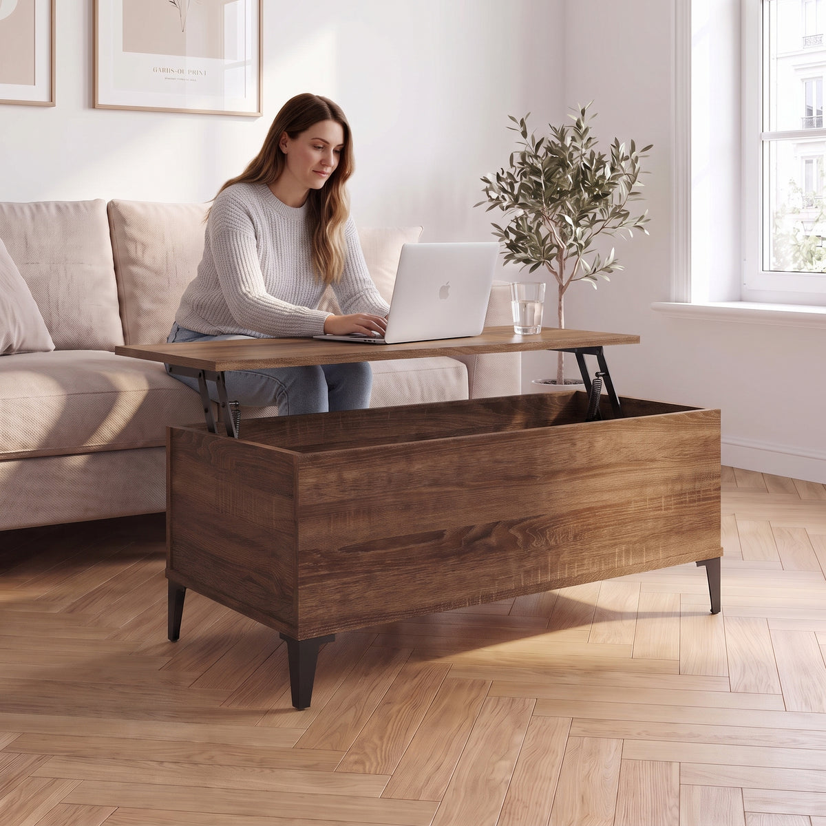 Petite table basse relevable pieds métal Elva 90 × 44,5 × 45 cm , chêne marron au quotidien : télétravail depuis le canapé, ordinateur sur le plateau relevé #Dimensions_90 × 44,5 × 45 cm #Couleur_Chêne marron