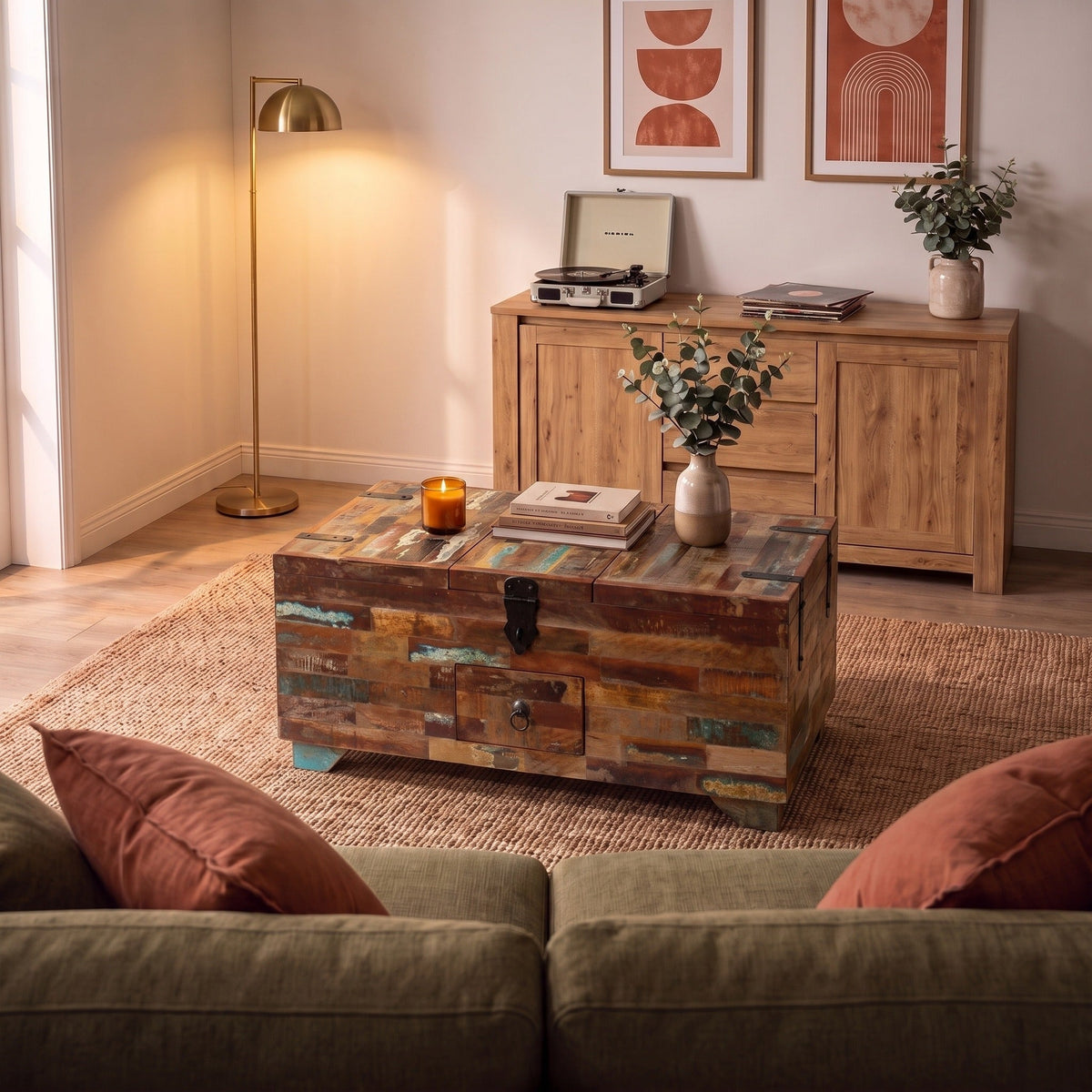 Coffre Madera bois coloré dans un salon chaleureux au soir — Maison Rovena #Couleur_Bois coloré
