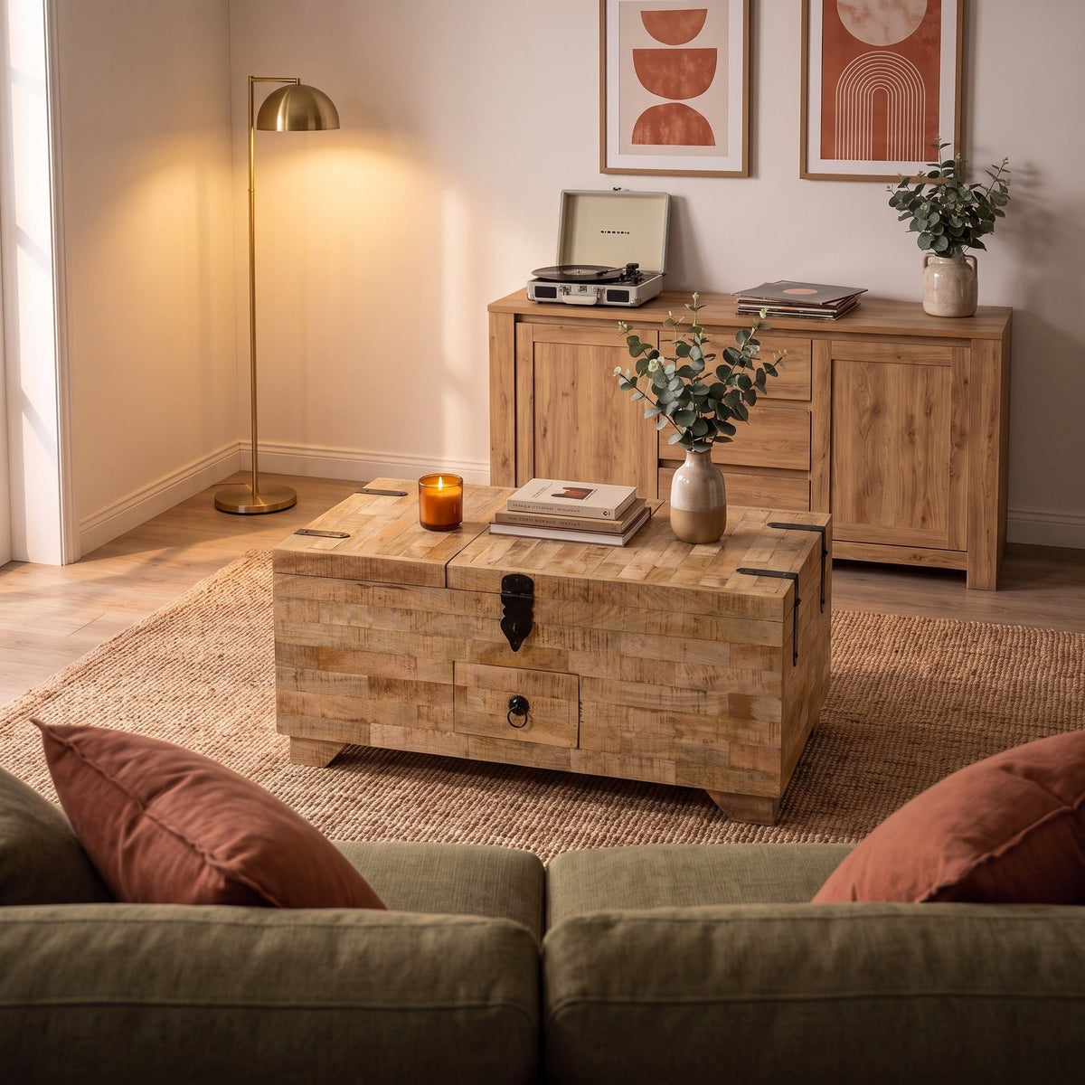 Coffre Madera bois naturel dans un salon chaleureux au soir — Maison Rovena #Couleur_Bois naturel