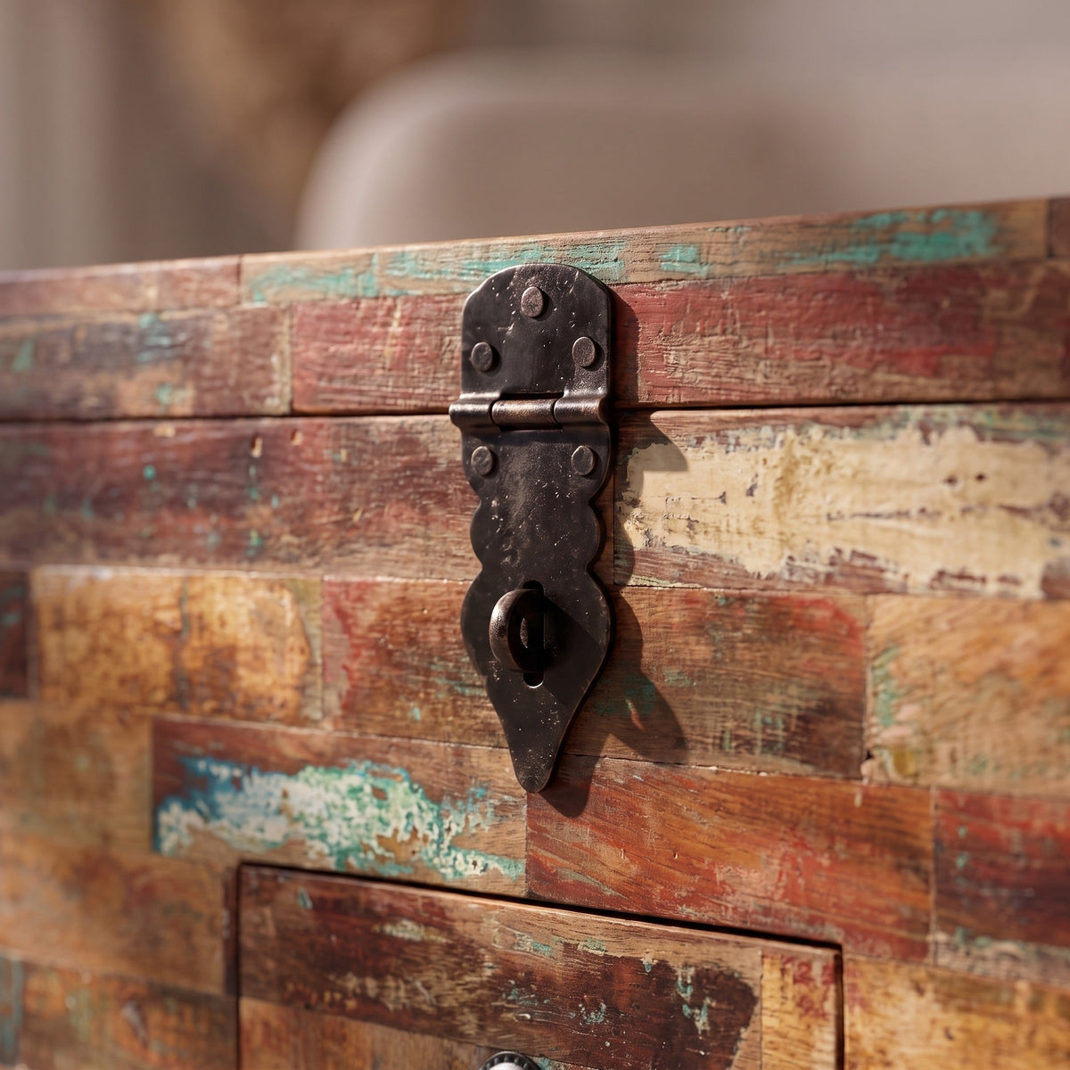 Détail du fermoir forgé sur le bois de récupération — Madera bois coloré #Couleur_Bois coloré