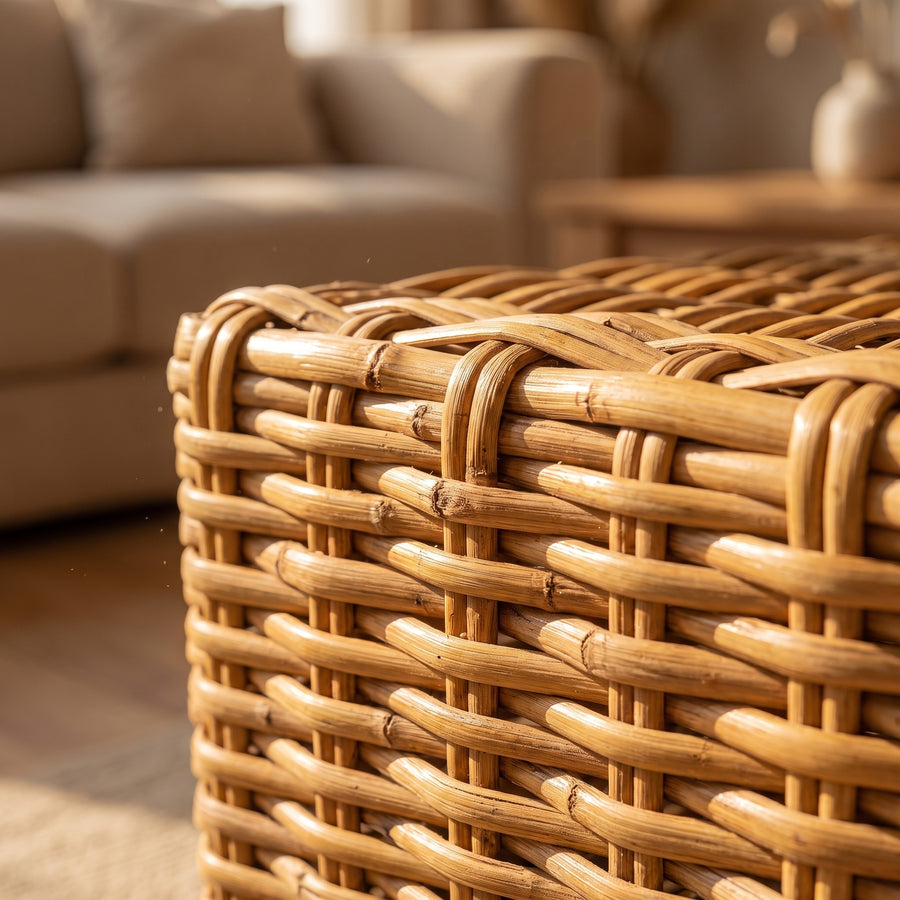 Une petite table basse en rotin naturel, tressée main