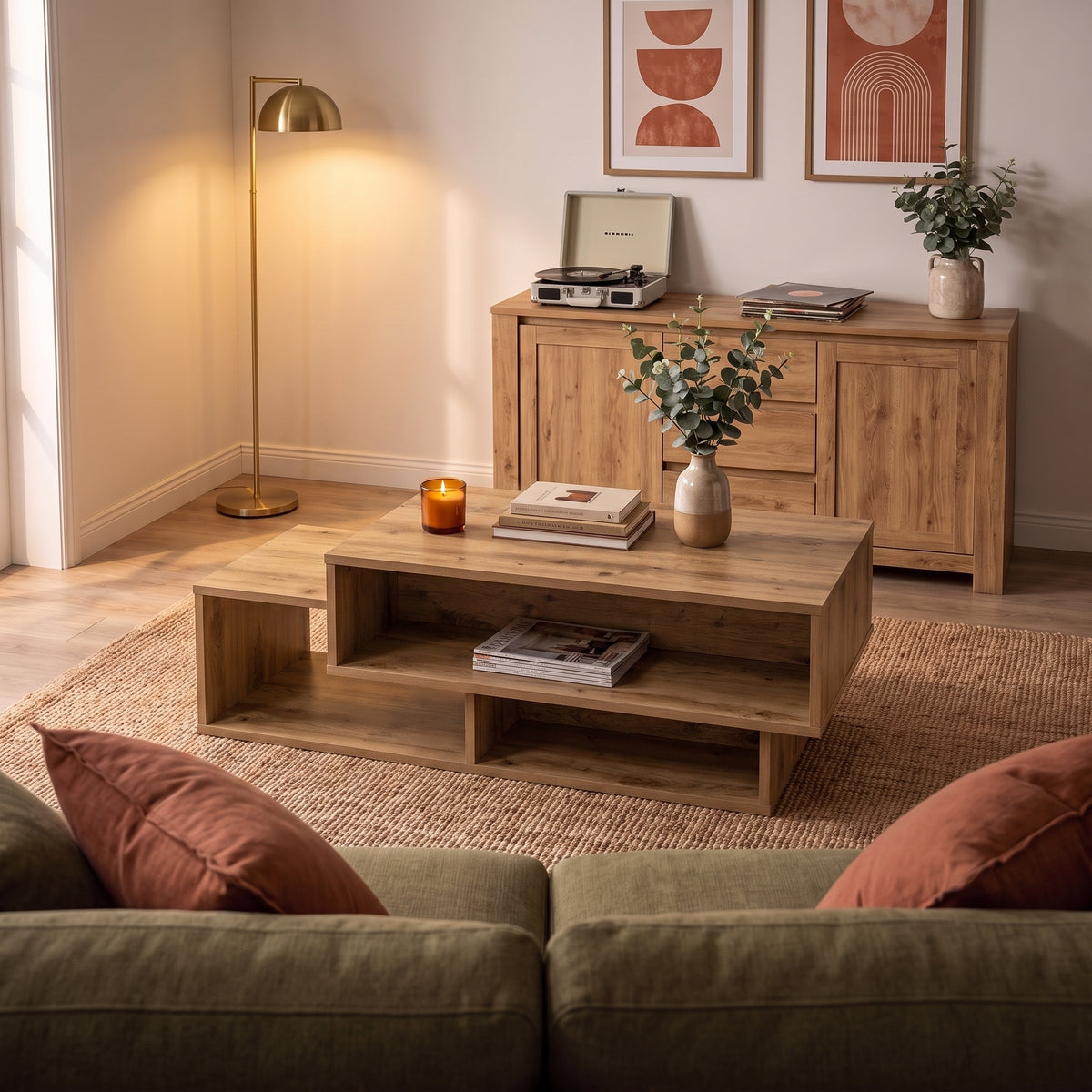 Table avec étagère Mezza, chêne artisanal, ambiance du soir #Couleur_Chêne artisanal