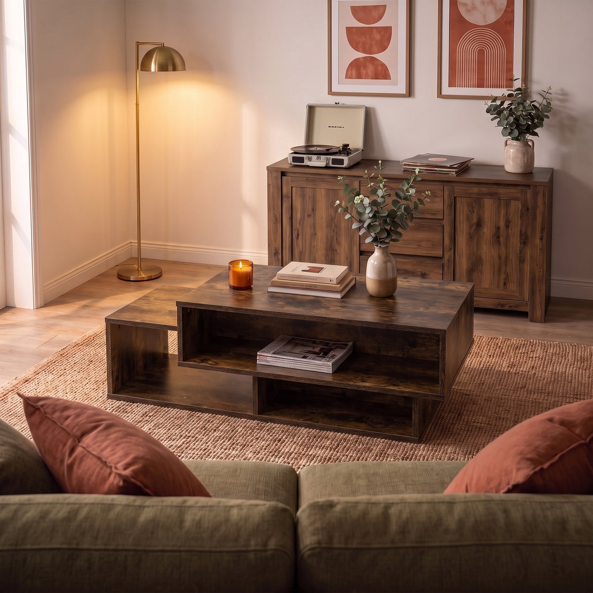 Table avec étagère Mezza, chêne fumé, ambiance du soir #Couleur_Chêne fumé