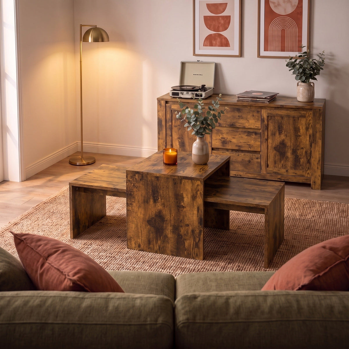 Tables Nesta chêne fumé dans un salon chaleureux au soir — Maison Rovena #Couleur_Chêne fumé