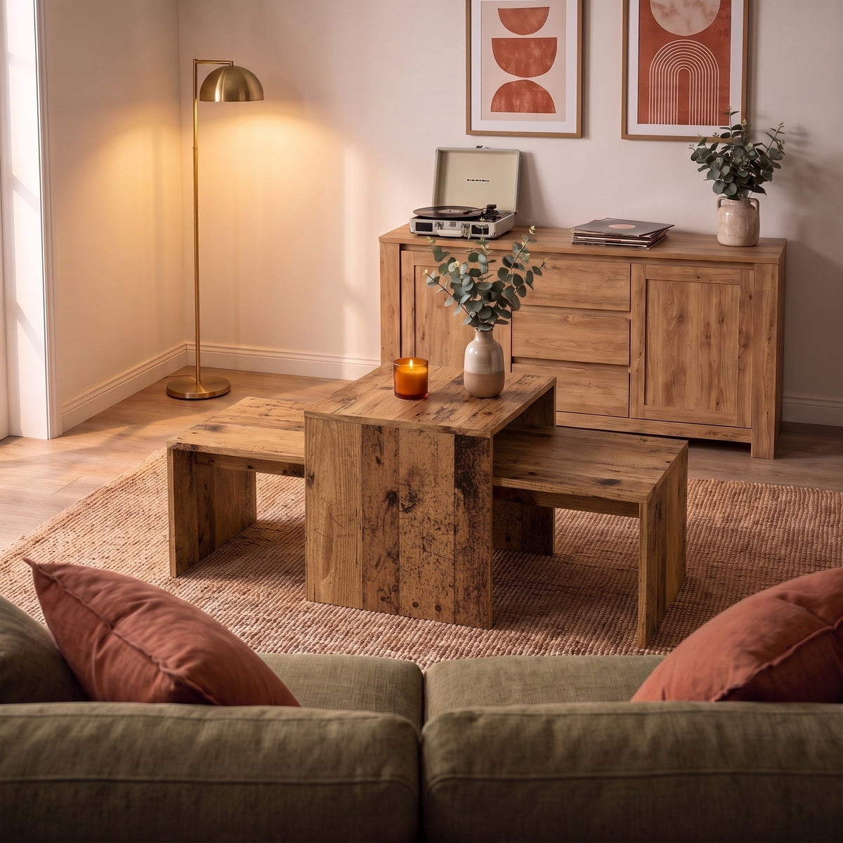 Tables Nesta vieux bois dans un salon chaleureux au soir — Maison Rovena #Couleur_Vieux bois