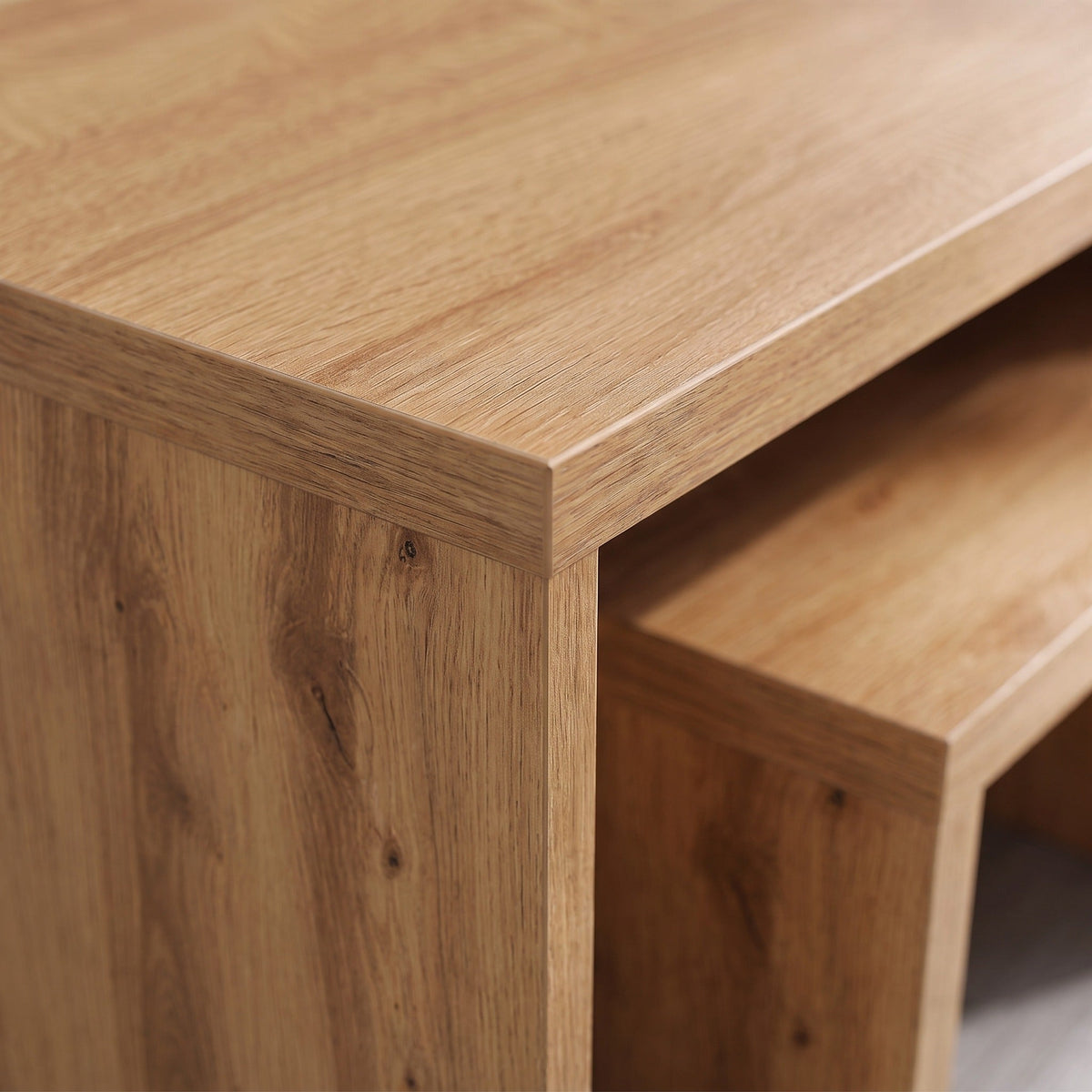 Détail de la finition chêne artisanal des tables Nesta #Couleur_Chêne artisanal