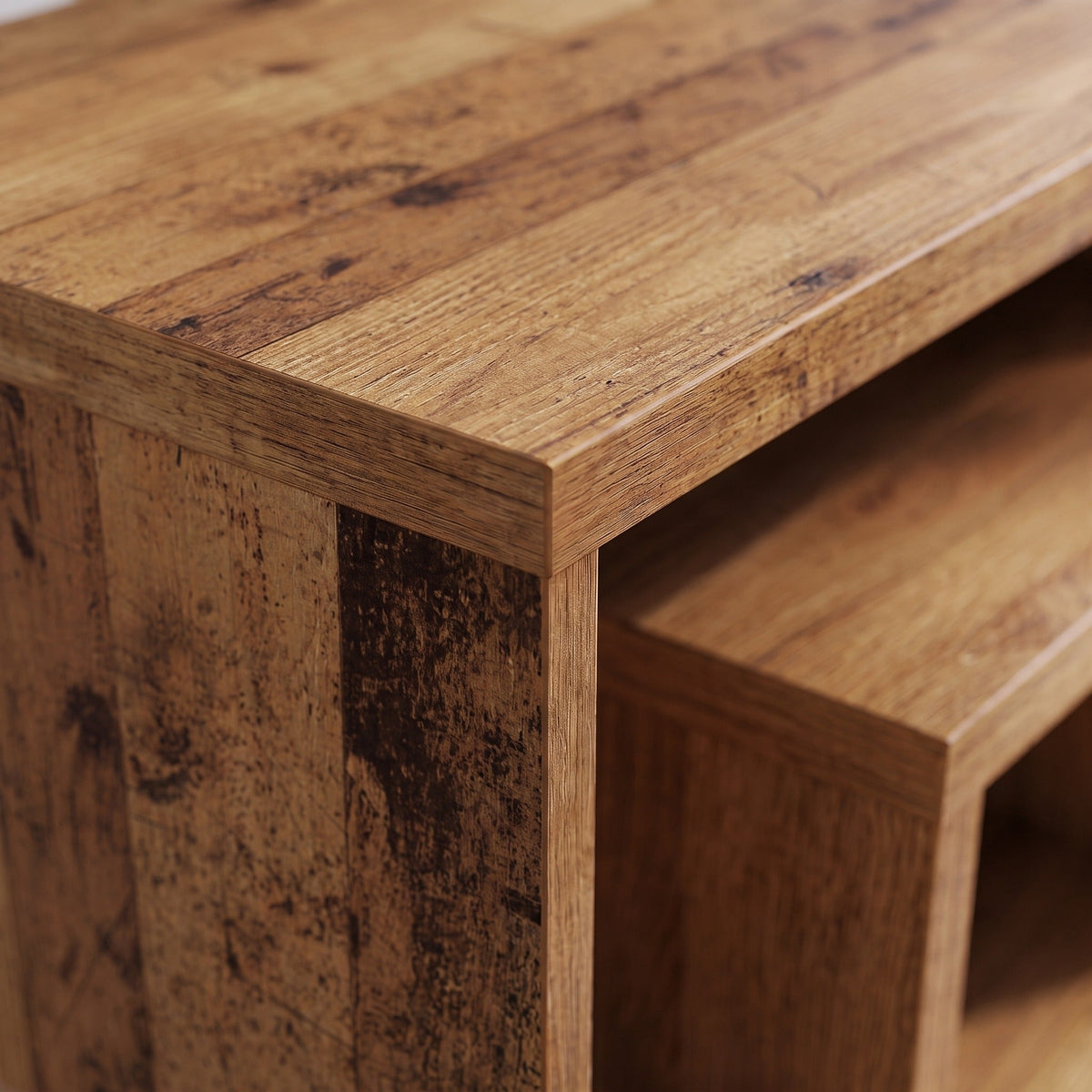 Détail de la finition vieux bois des tables Nesta #Couleur_Vieux bois