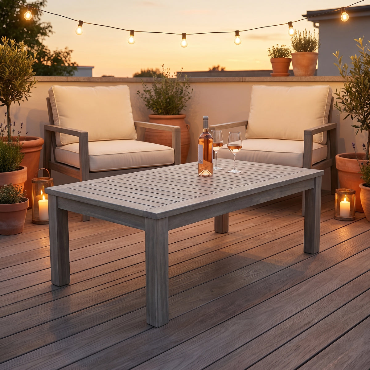 Table Nordvik sur une terrasse le soir, lanternes et guirlandes