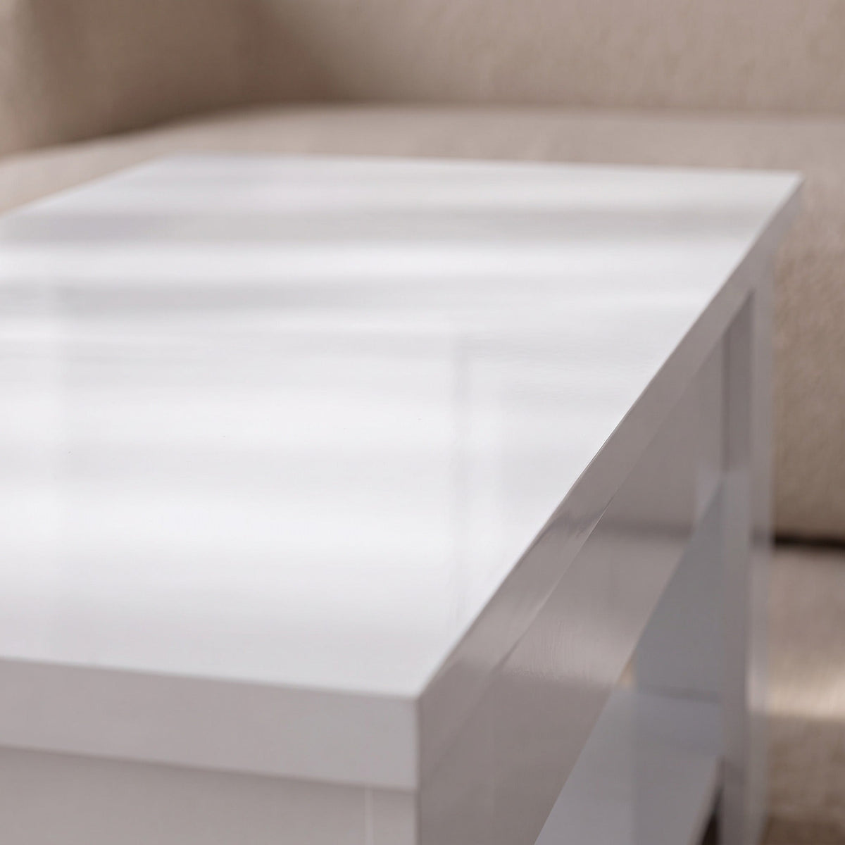 Détail de la finition blanc brillant du plateau de l'Onda 79 cm #Dimensions_79 × 49 × 41 cm #Couleur_Blanc brillant