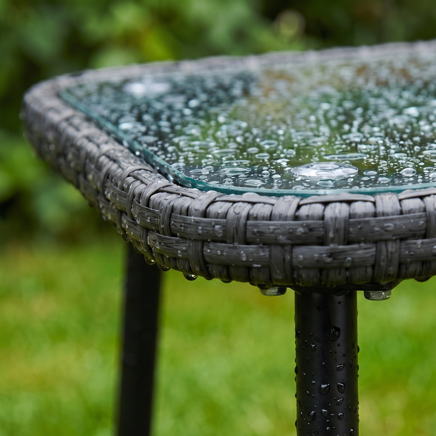 Palma noir — gouttes de pluie sur le polyrotin anti-UV