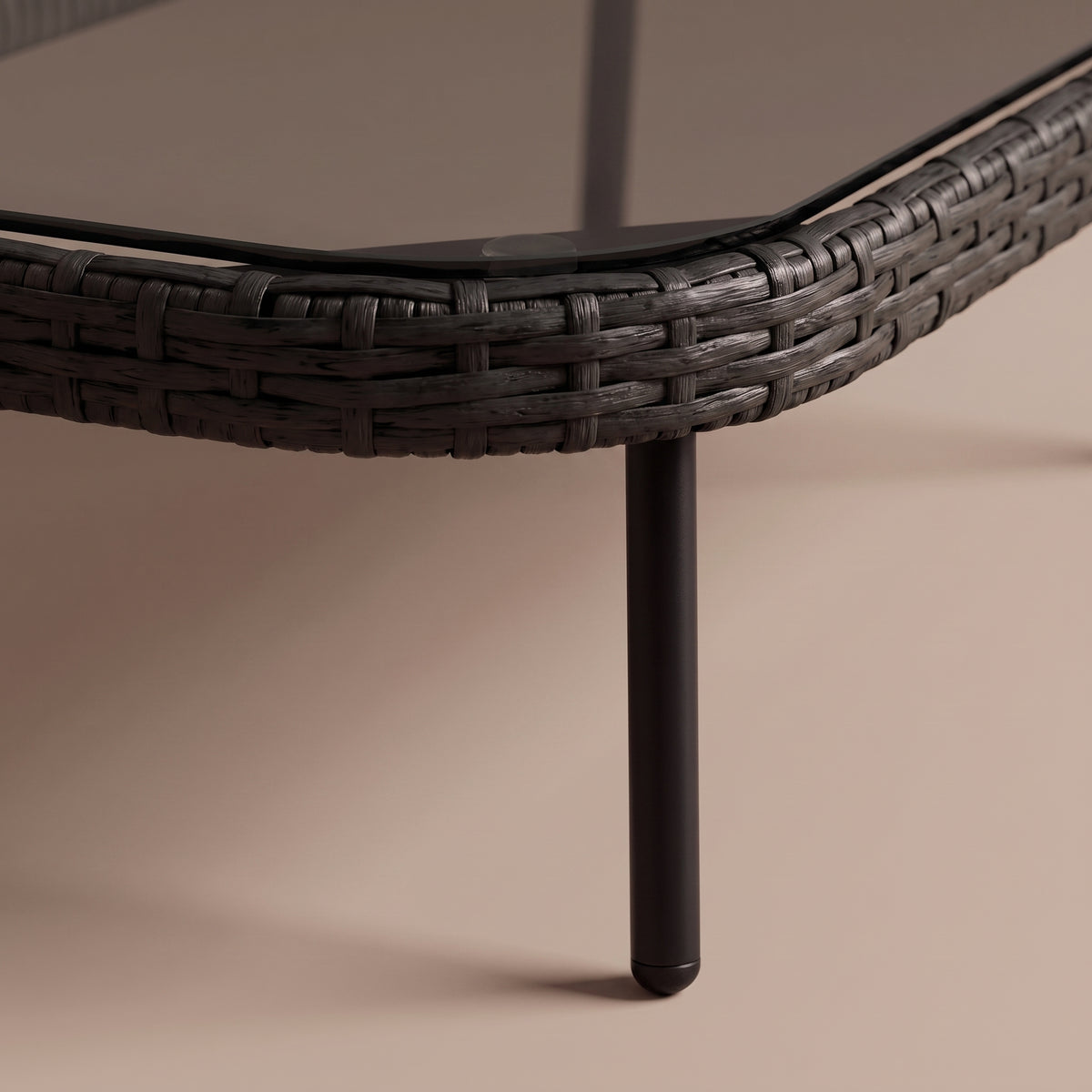 Table en polyrotin Palma, noir, zoom tressage et verre trempé #Couleur_Noir