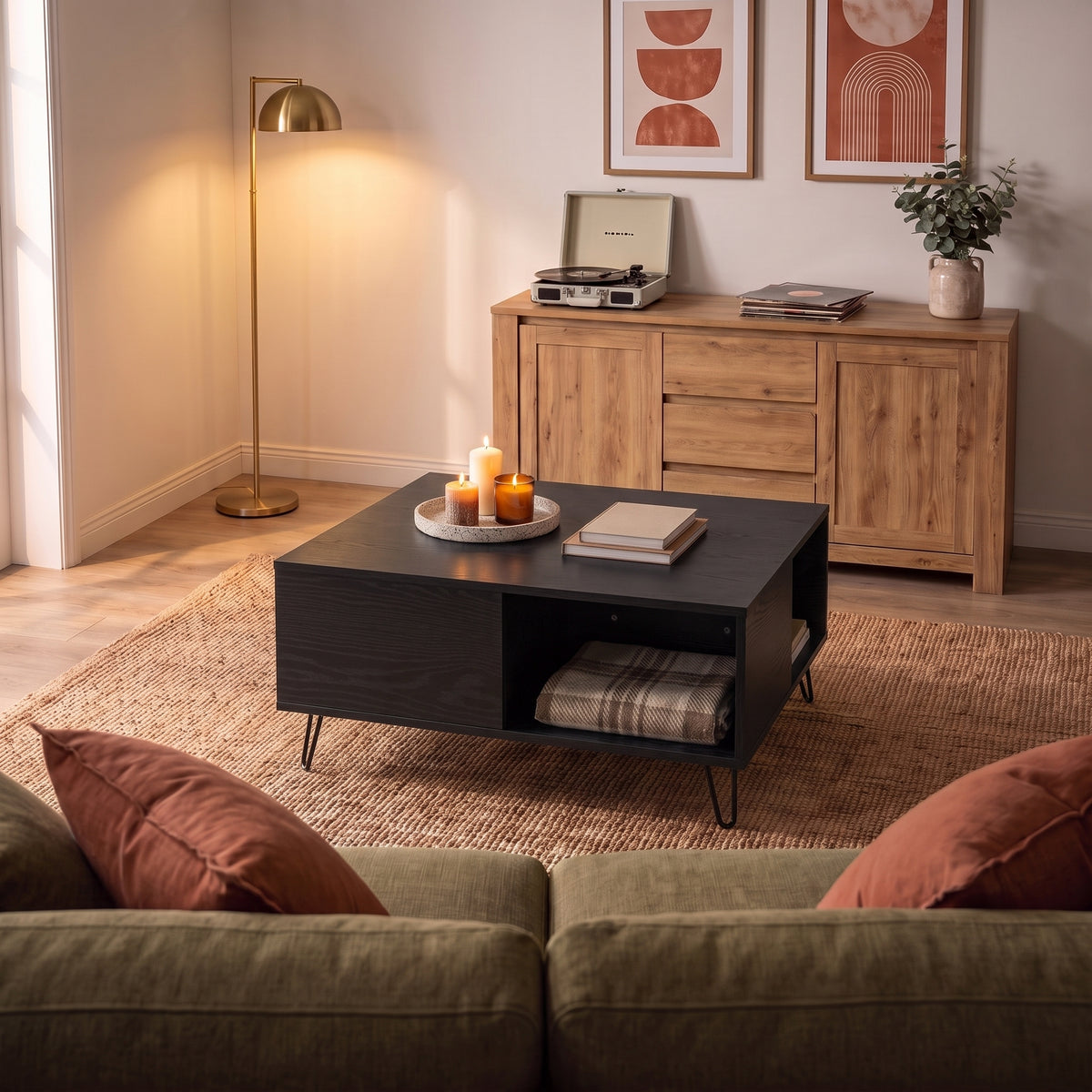 Table avec rangement Quadra, chêne noir, ambiance soirée #Couleur_Chêne noir