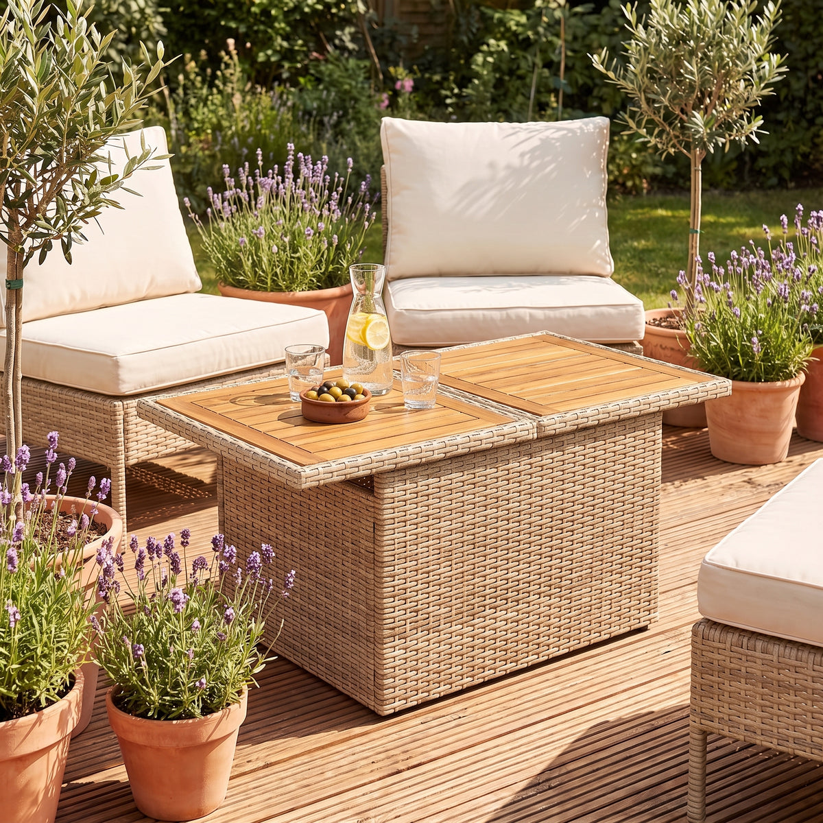 Table de jardin reglable Riviera, plateau bois, resine tressee beige, terrasse en journee #Matériau_Bois #Couleur_Beige