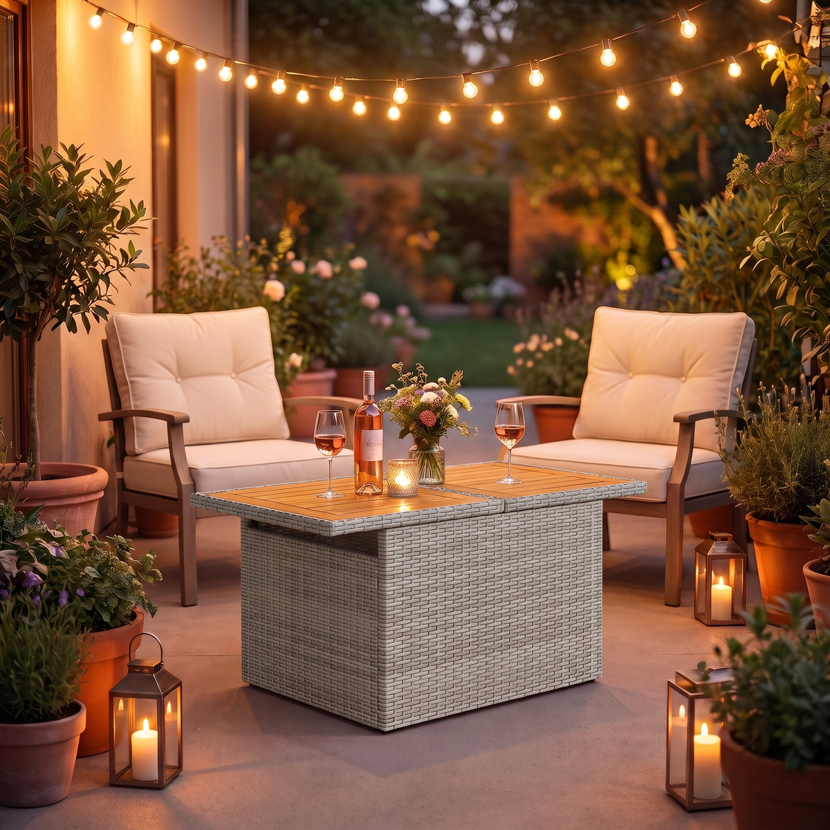 Table de jardin reglable Riviera, plateau bois, resine tressee gris, terrasse le soir #Matériau_Bois #Couleur_Gris