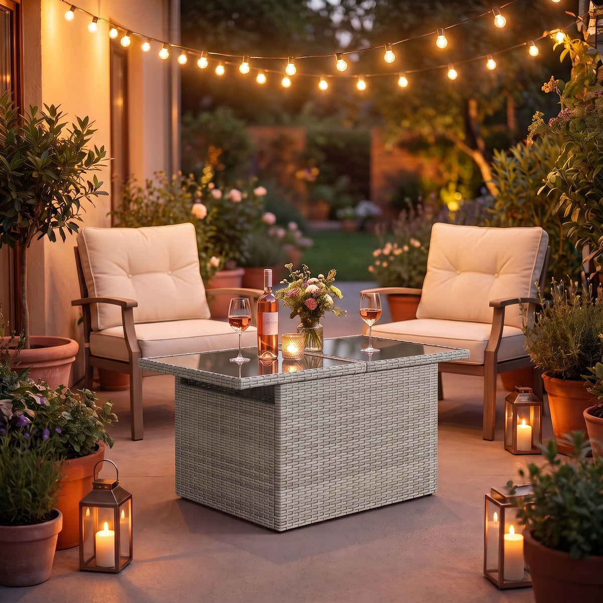 Table de jardin reglable Riviera, plateau verre, resine tressee gris, terrasse le soir #Matériau_Verre #Couleur_Gris