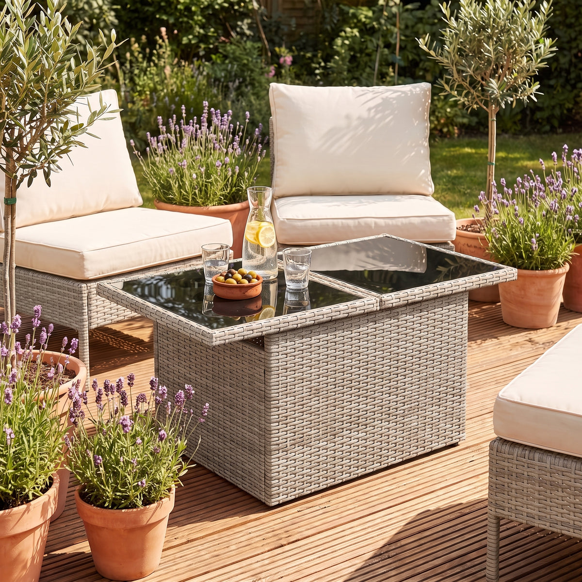 Table de jardin reglable Riviera, plateau verre, resine tressee gris, terrasse en journee #Matériau_Verre #Couleur_Gris