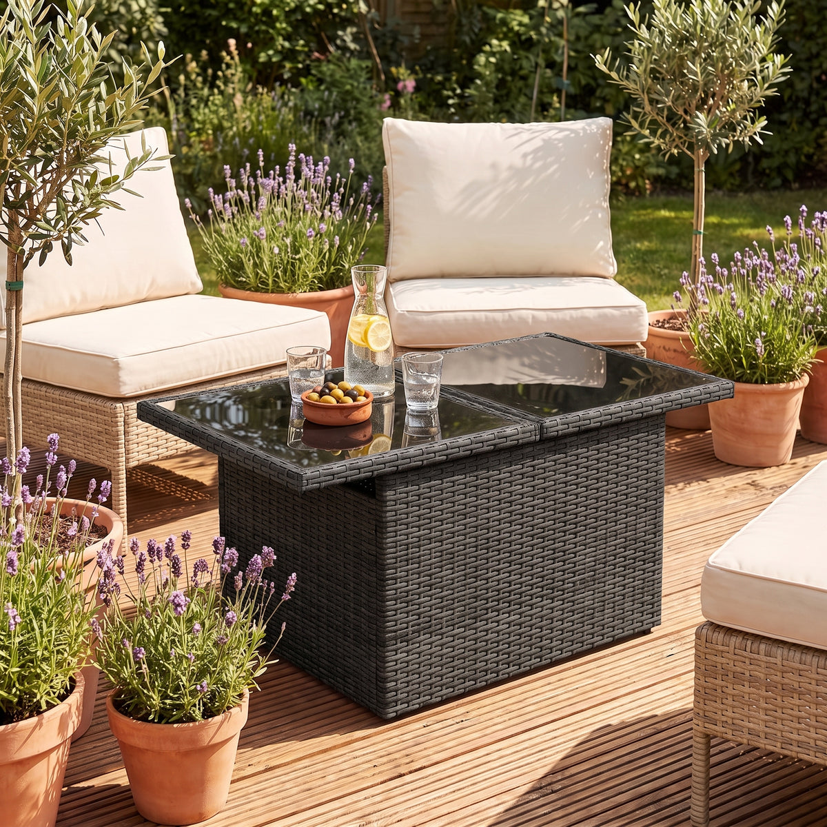 Table de jardin reglable Riviera, plateau verre, resine tressee noir, terrasse en journee #Matériau_Verre #Couleur_Noir
