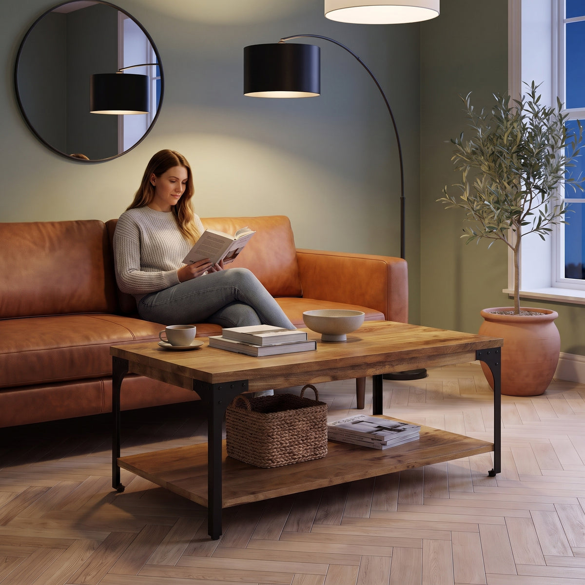 Table basse industrielle en manguier et métal Forgia bois artisanal au quotidien : lecture du soir, tasse de thé posée sur le plateau #Couleur_Bois artisanal