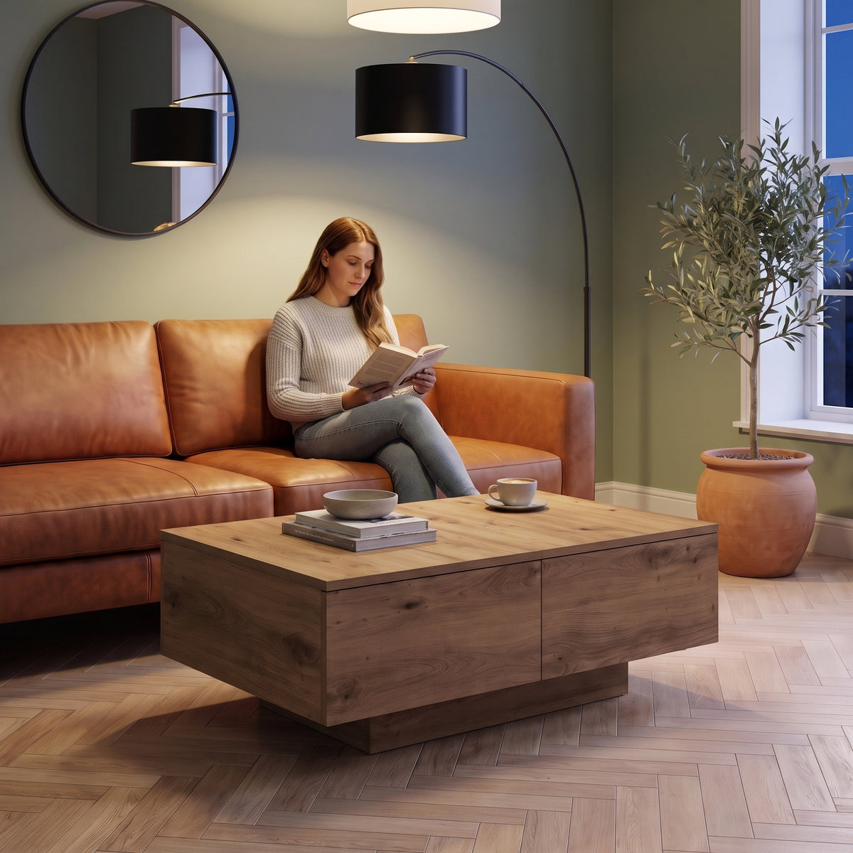Table basse décor bois avec tiroirs Alcova chêne artisanal au quotidien : lecture du soir, tasse de thé posée sur le plateau #Couleur_Chêne artisanal