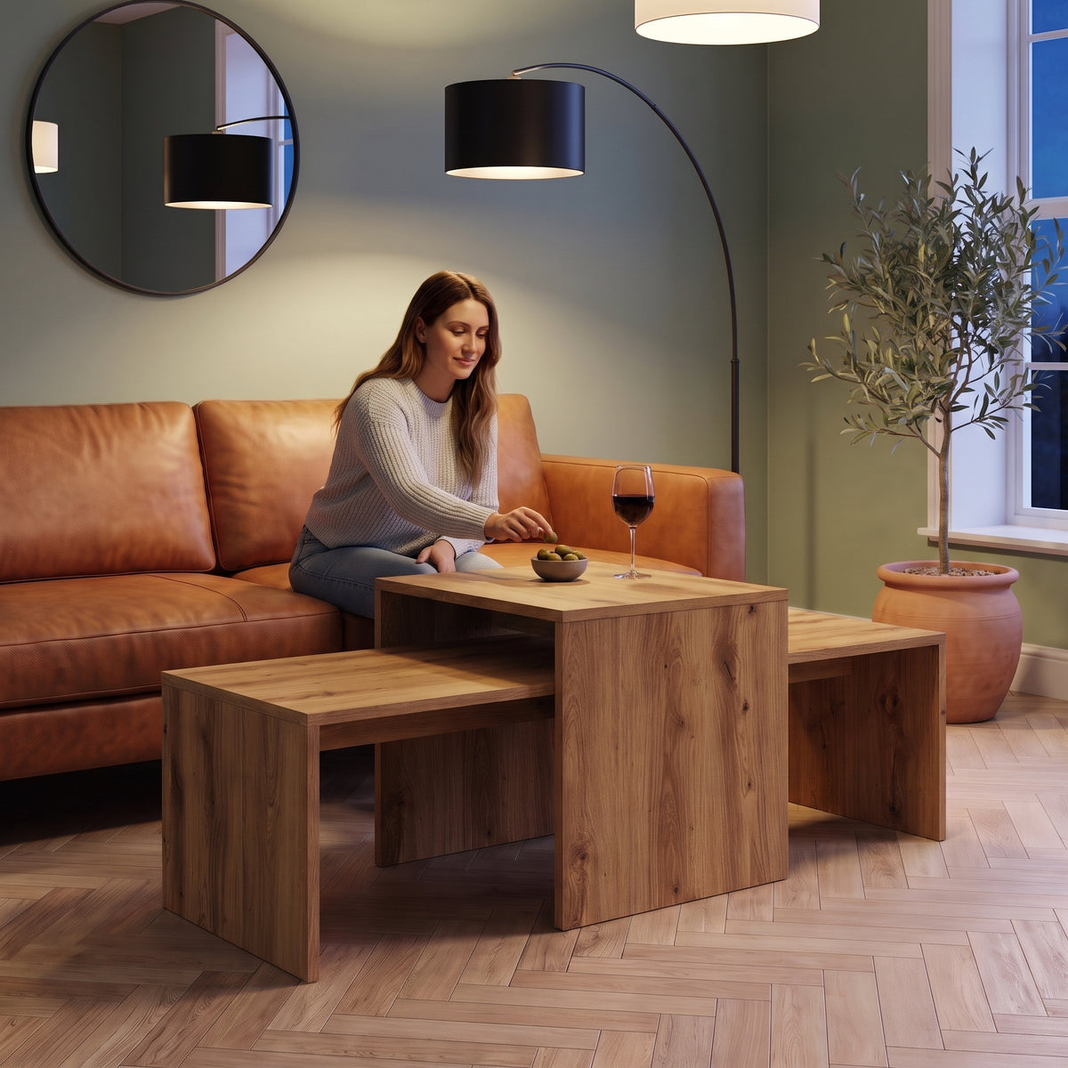 Tables basses gigognes décor bois Nesta chêne artisanal au quotidien : apéritif du soir, verre de vin et olives sur les plateaux #Couleur_Chêne artisanal
