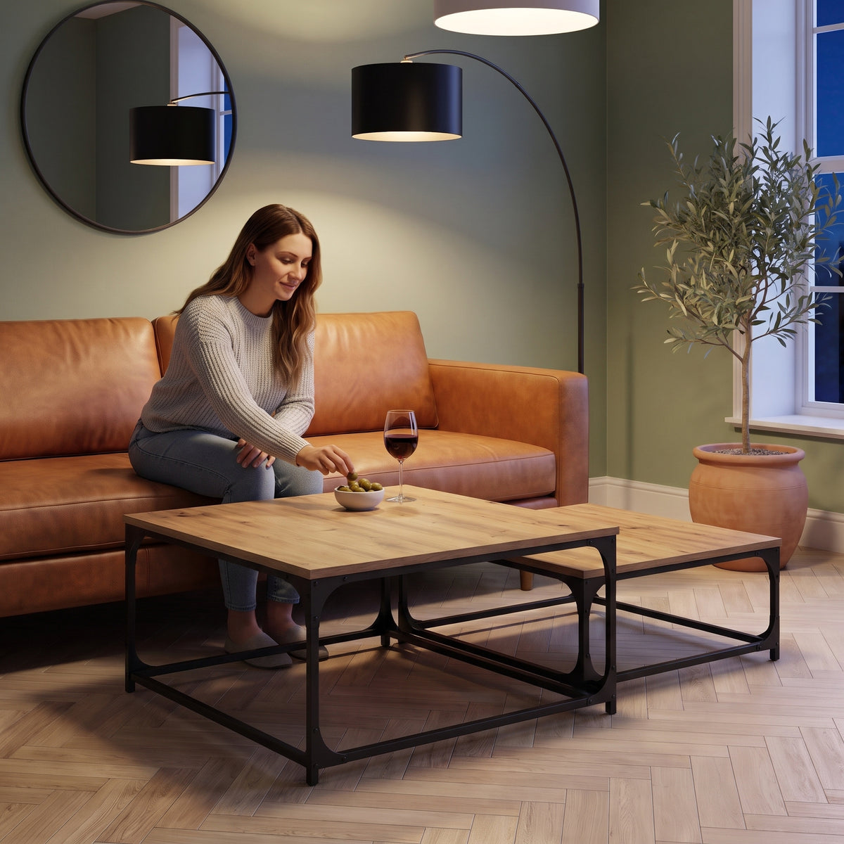 Tables basses gigognes carrées décor bois Duetta chêne artisanal au quotidien : apéritif du soir, verre de vin et olives sur les plateaux #Couleur_Chêne artisanal
