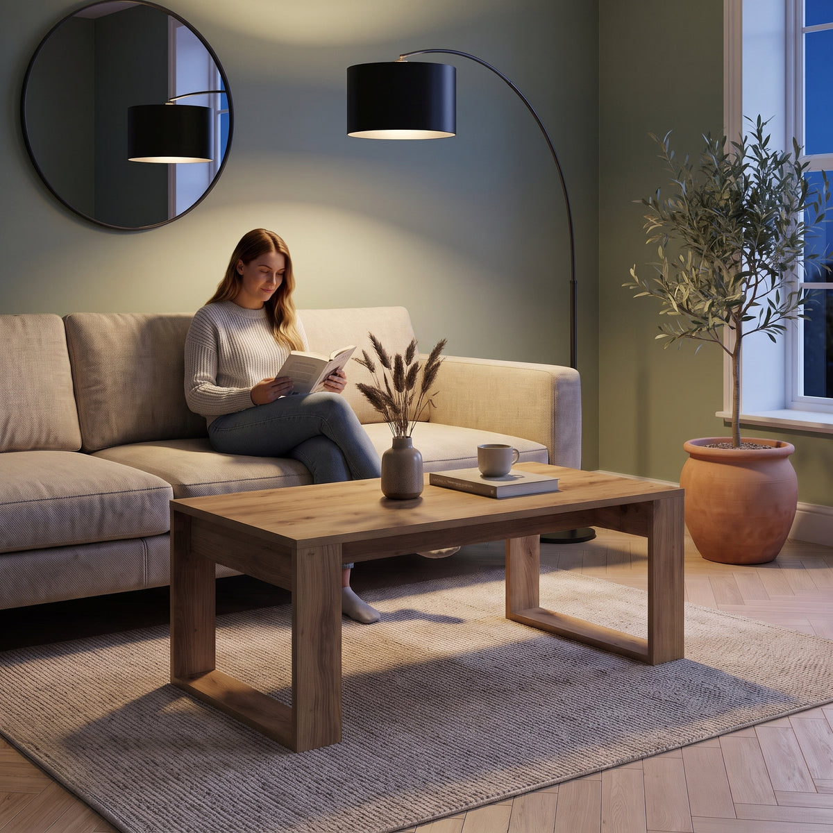 Table basse rectangulaire décor bois 102 cm Arlon chêne artisanal au quotidien : lecture du soir, tasse de thé posée sur le plateau #Couleur_Chêne artisanal
